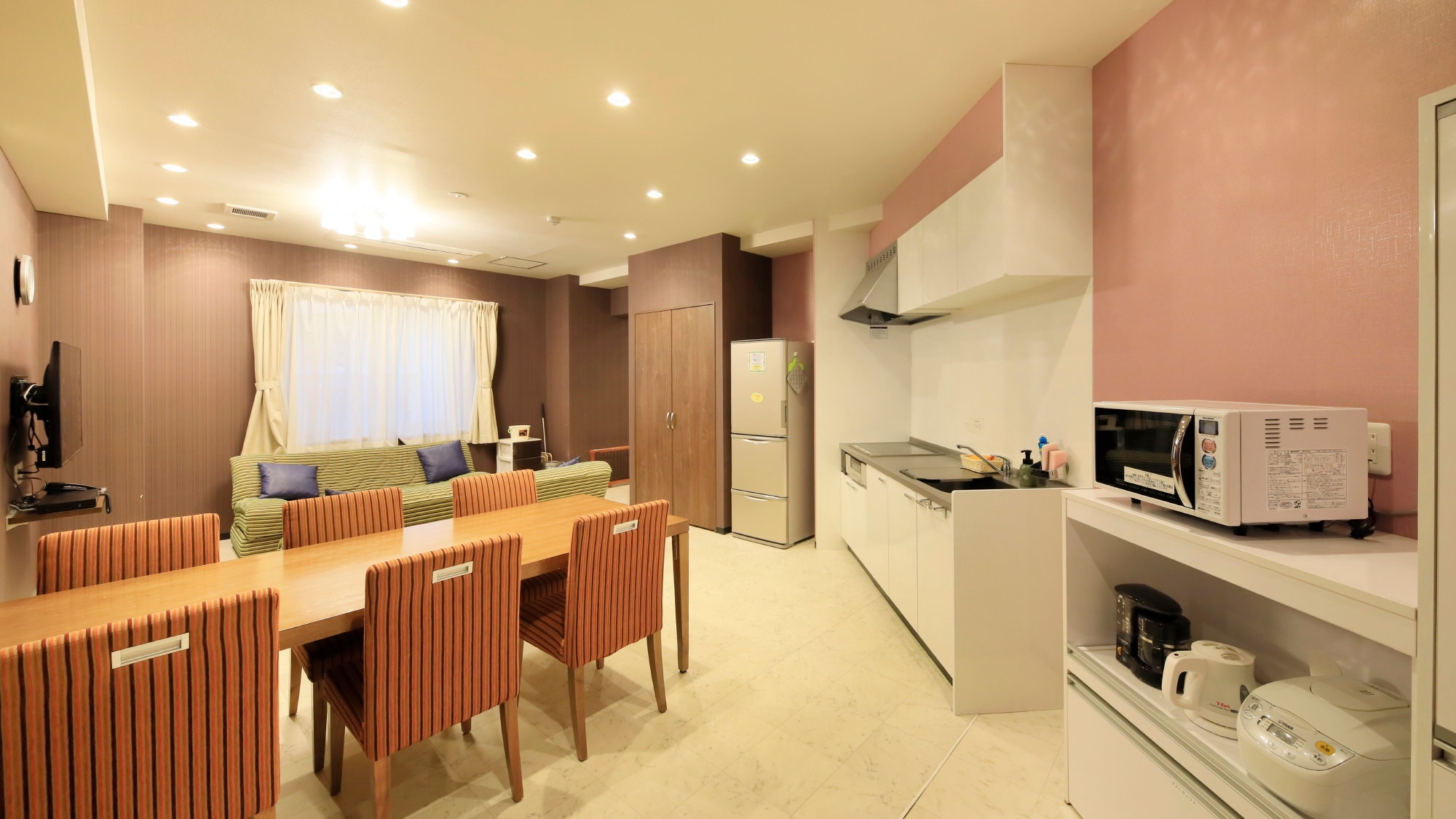 [Pet-friendly/Deluxe Room Example] Cooking utensils, cooking appliances, and tableware are all provided! *Coffee maker is available for an extra charge.