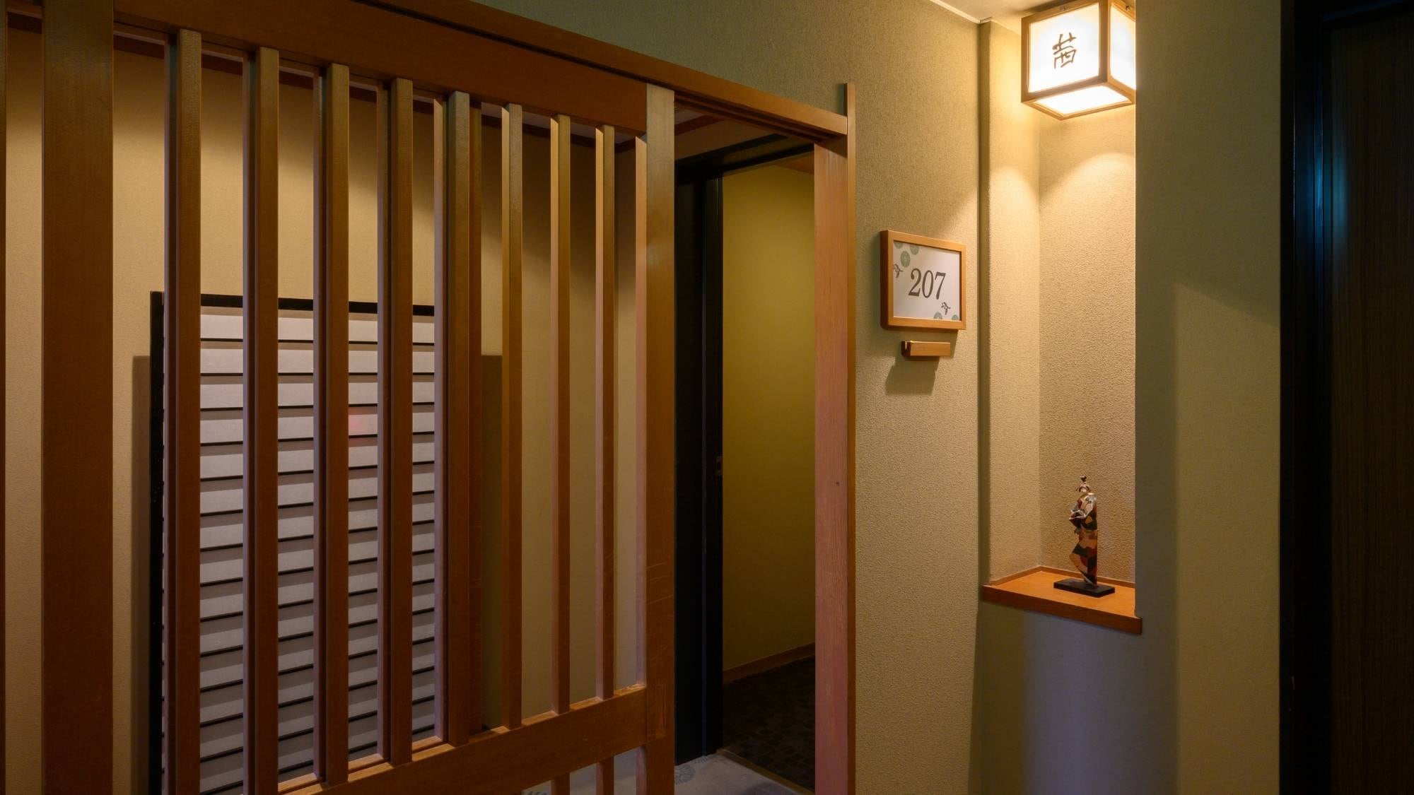 [East building Japanese-style room] Lattice door entrance