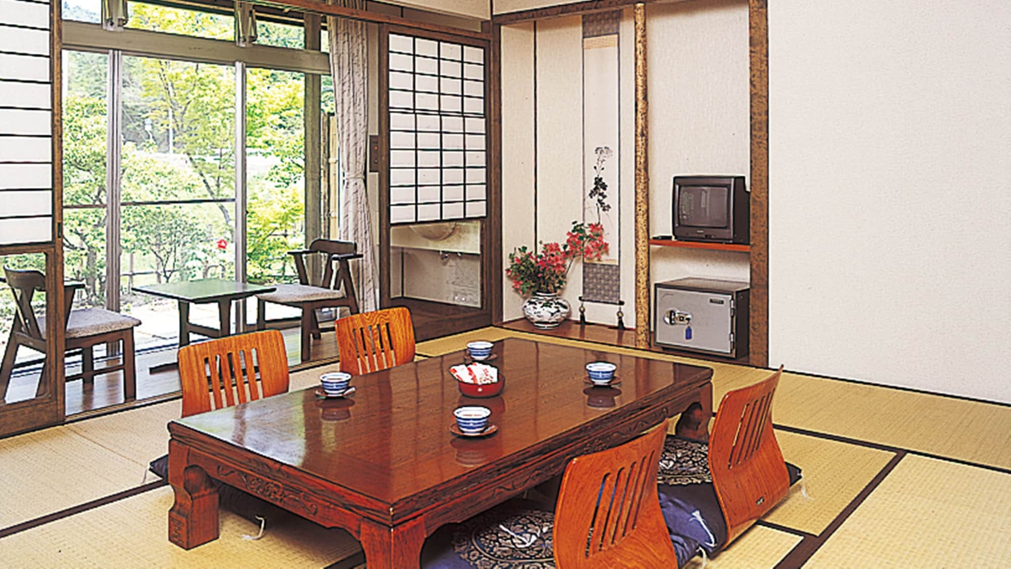 *[Example of a Japanese-style room] A quiet room where you can relax.