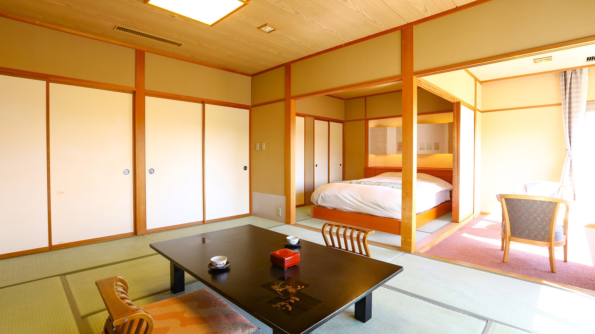 [禁烟]日式房间10张榻榻米+4.5张榻榻米+1张半双人床（示例）&helip;包括席梦思半双人床