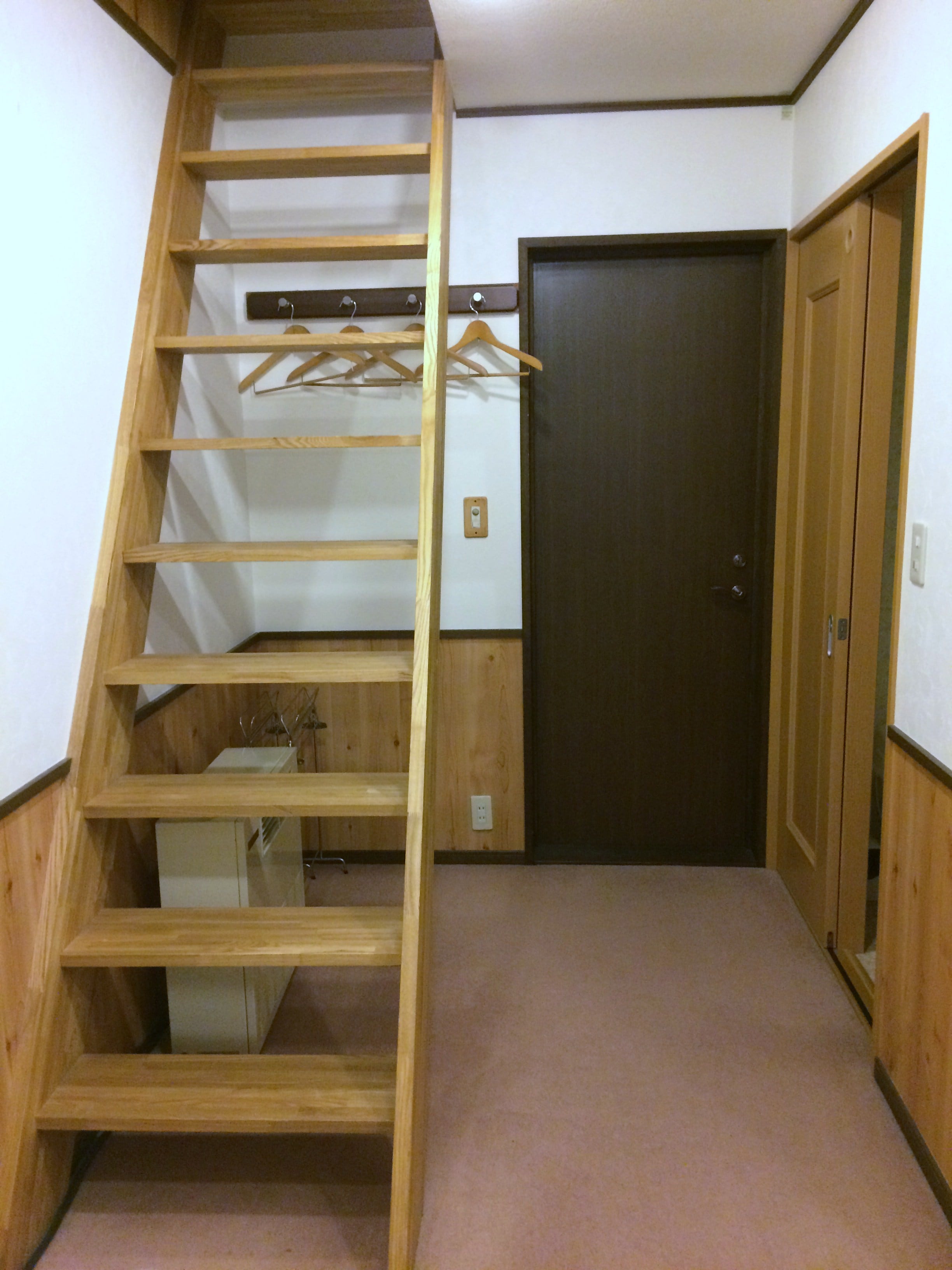 호시미 방의 로프트로 올라가는 실내 계단
