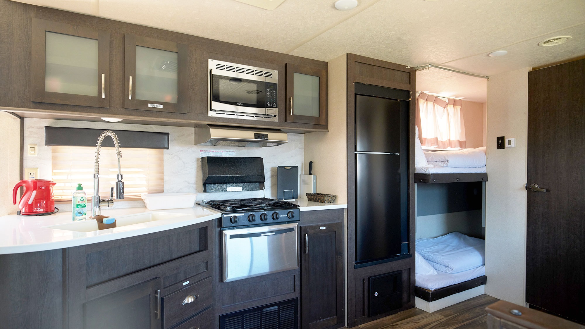 [Trailer house / 11m] Spacious kitchen equipped with cooking utensils and facilities! Self-catering is also possible.