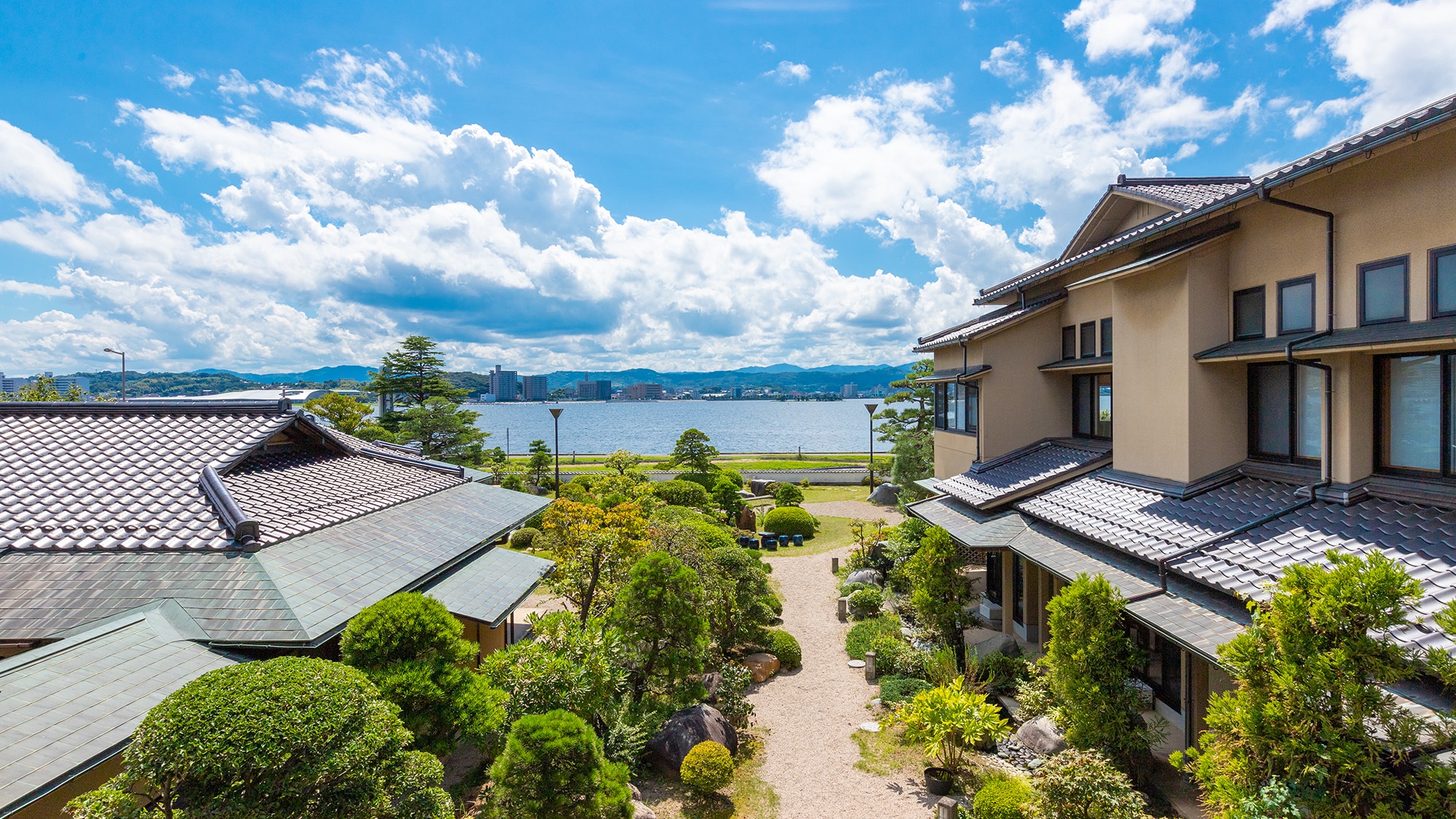 Please enjoy a relaxing time while looking out over Lake Shinji through the Japanese garden.