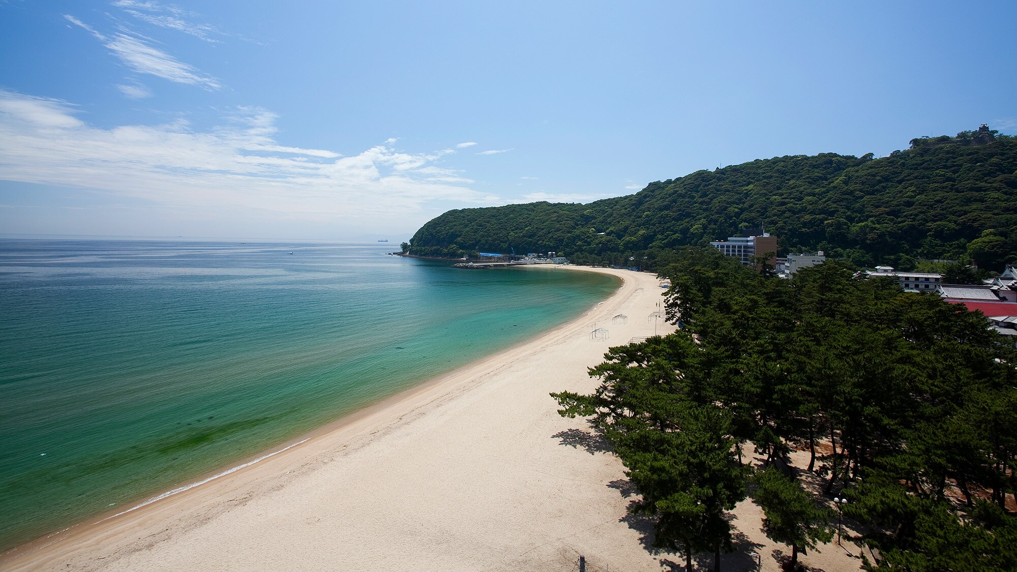 The beach is just a 3-minute walk away! You can also enjoy swimming in the sea during the summer vacation season.