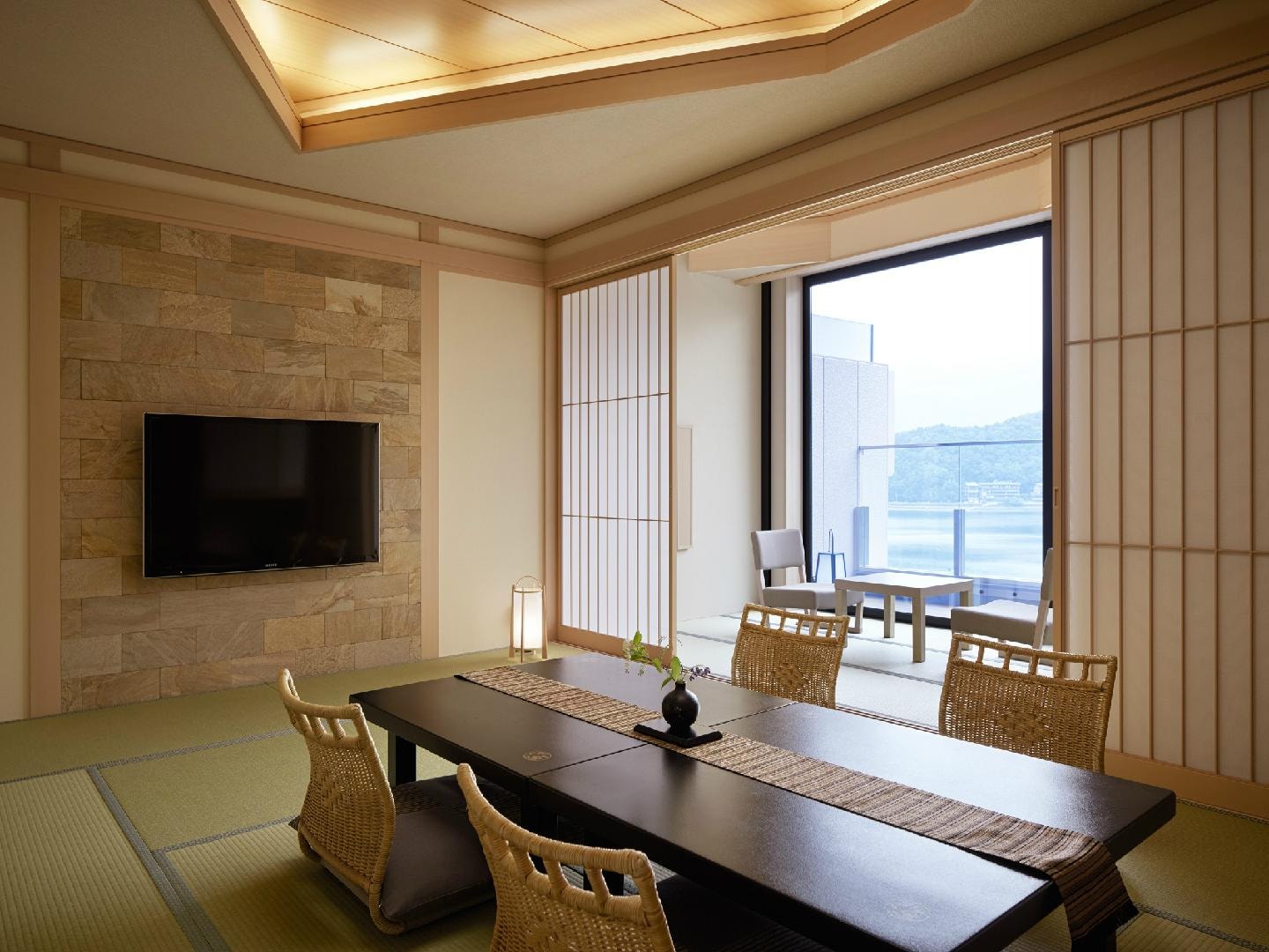 [Hot spring ◆ Guest room with open-air bath] Japanese-style room with 12 tatami mats overlooking Lake Kawaguchi