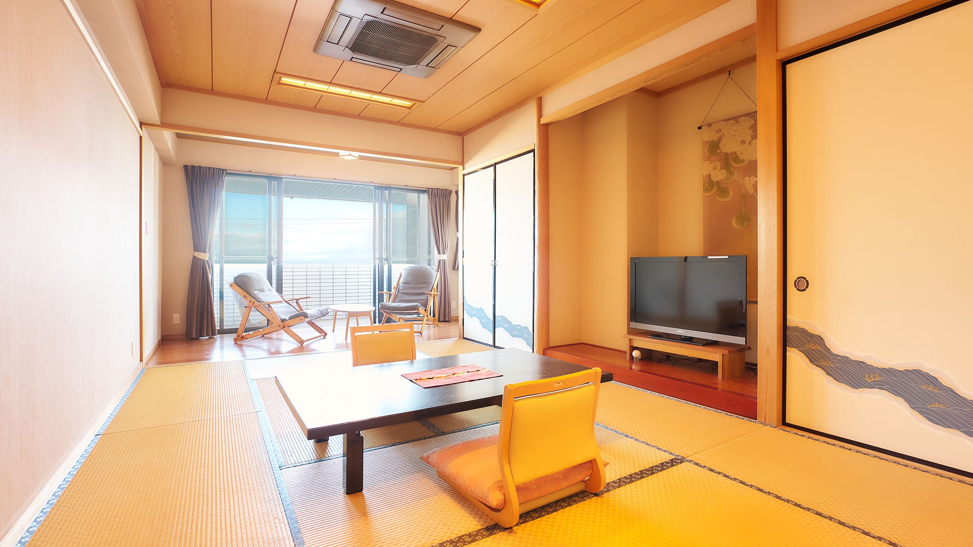・[Guest Room/Star] A bright room with natural light streaming in through large windows. A relaxing and calm atmosphere.