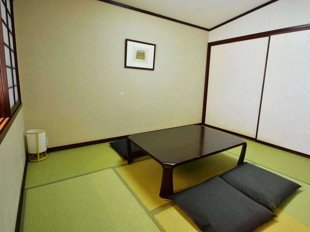 ถัดจากพื้นที่ใช้สอยเป็นห้องสไตล์ญี่ปุ่น 6 เสื่อ ที่สะดวกสบายสำหรับผู้เข้าพักที่มีเด็ก