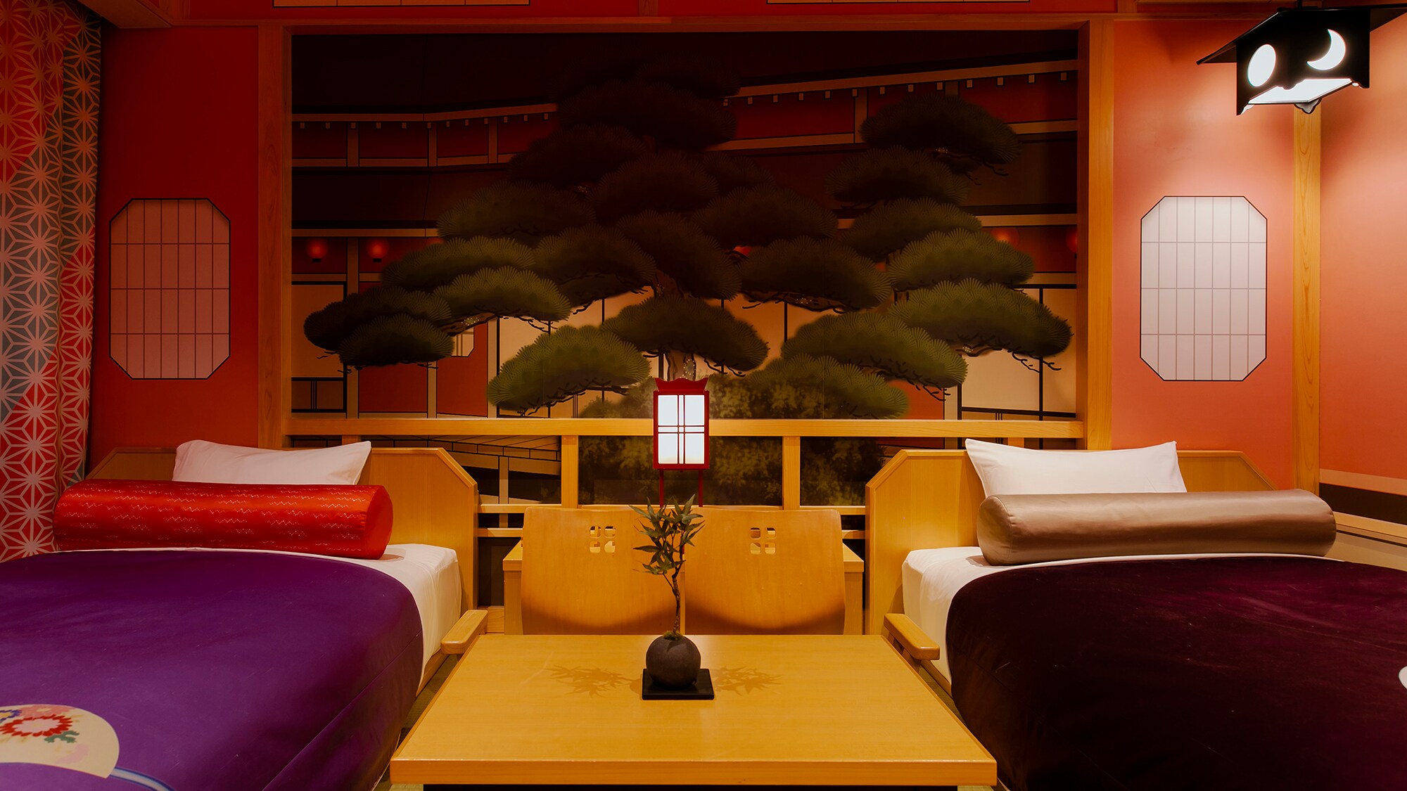 [Kabuki Room-Matsu] At the bedside, there is an original newly written stage background. (C) SHOCHIKU