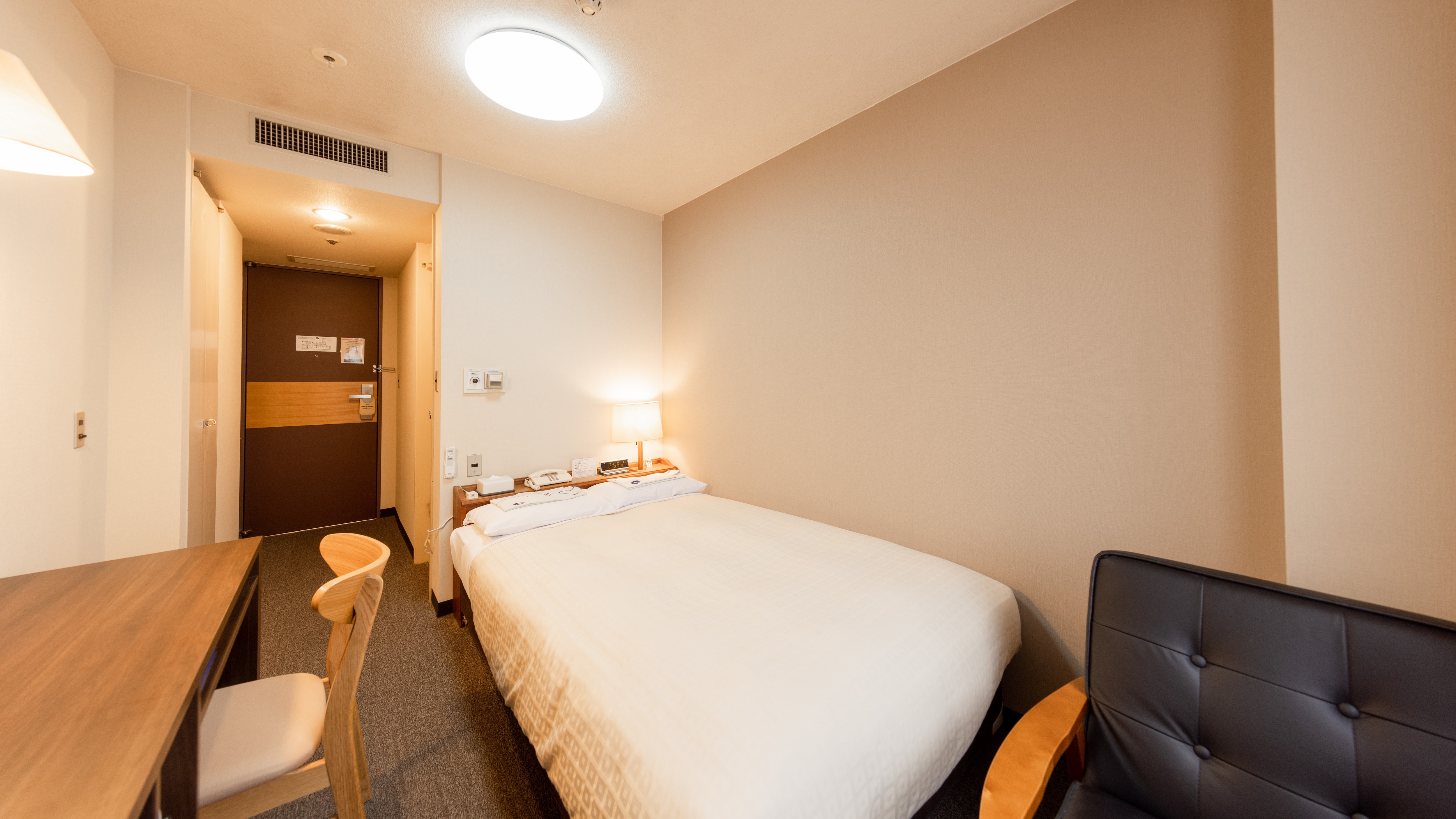Semi-double bed for 2 people