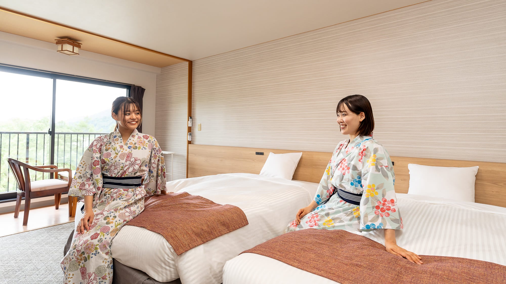 [Kamar Twin] Saat Anda tiba di kamar, silakan ganti dengan yukata berwarna-warni dan bersantailah.