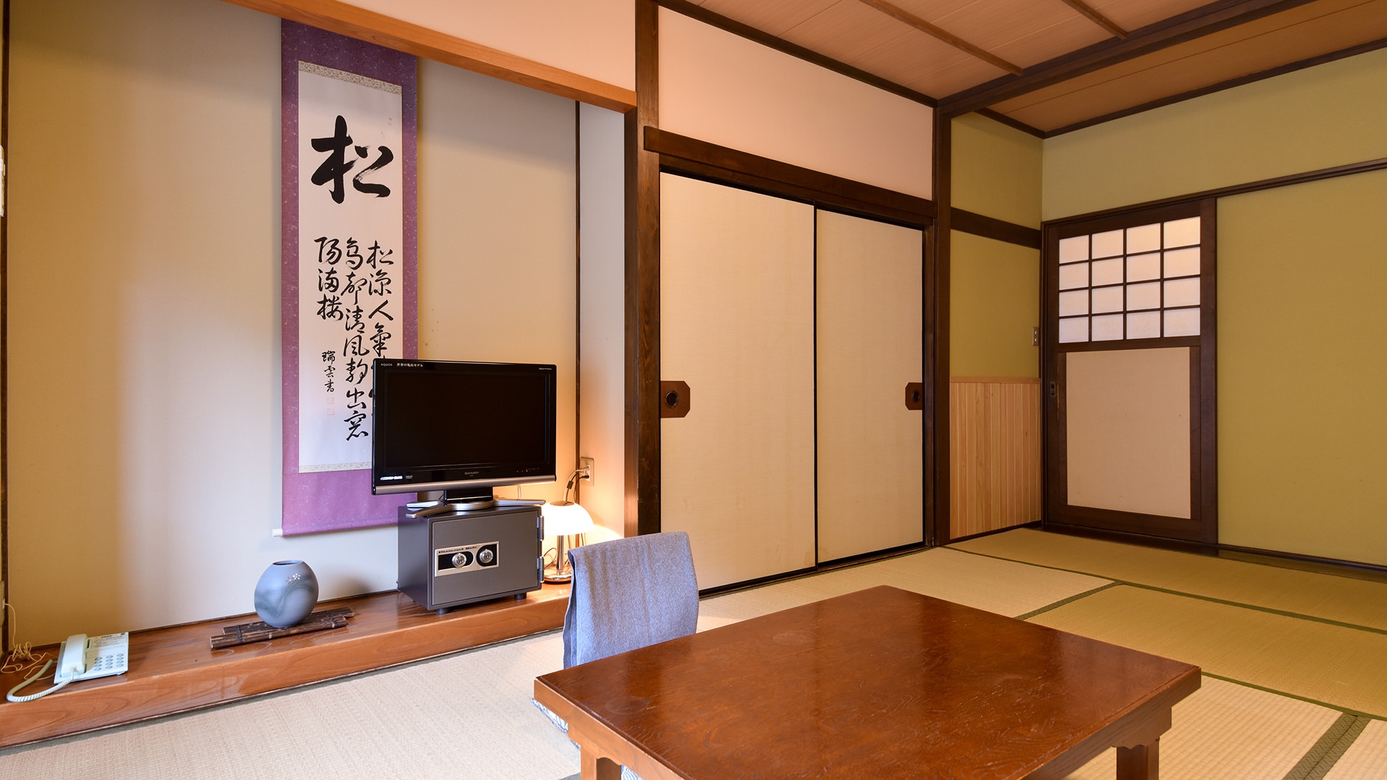 *[Example of guest room/Main building] A spacious room where you can feel the warmth of wood.