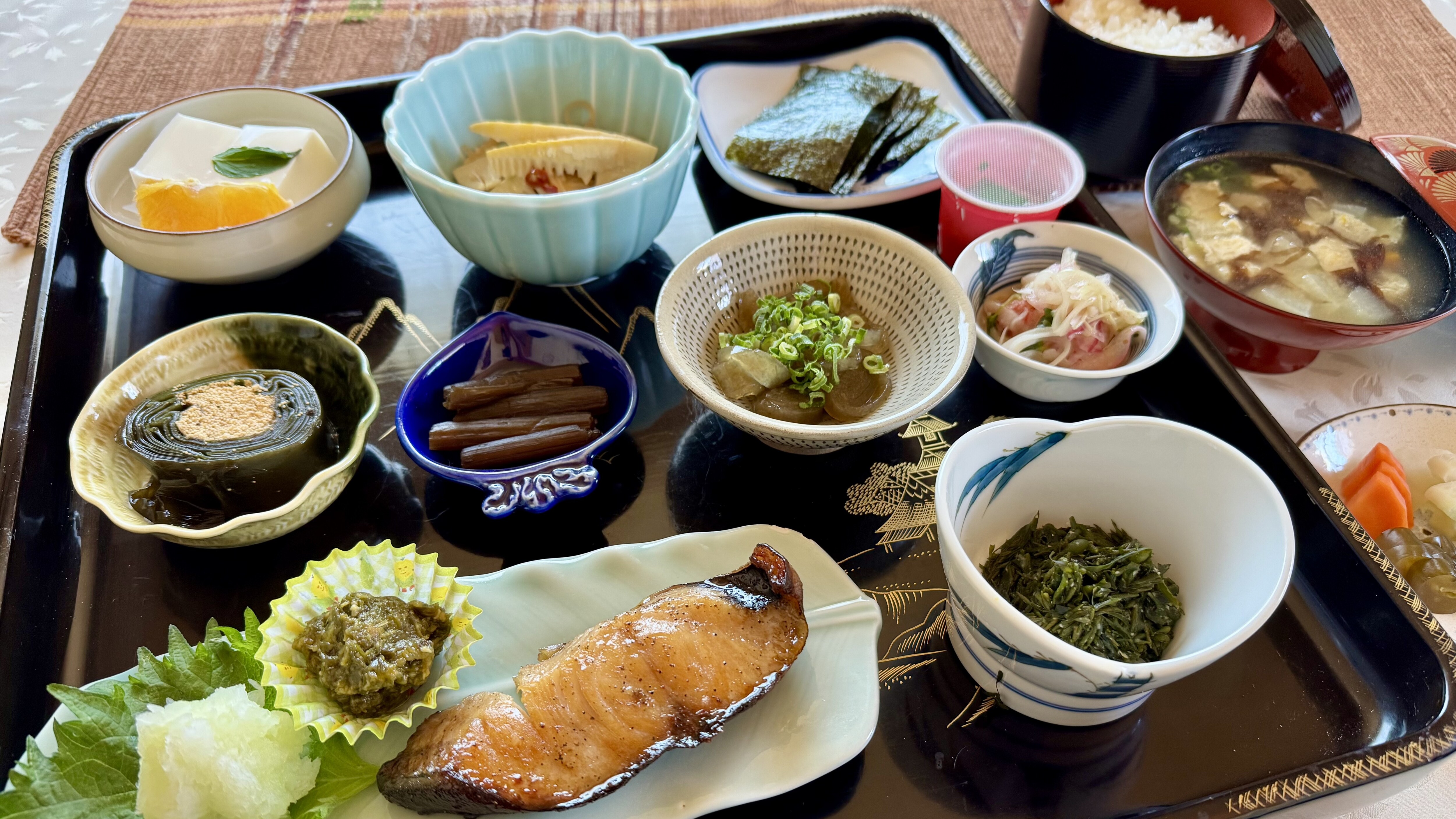 使用佐渡食材製作的自製早餐範例「太平海之家」 ※距離酒店約100m