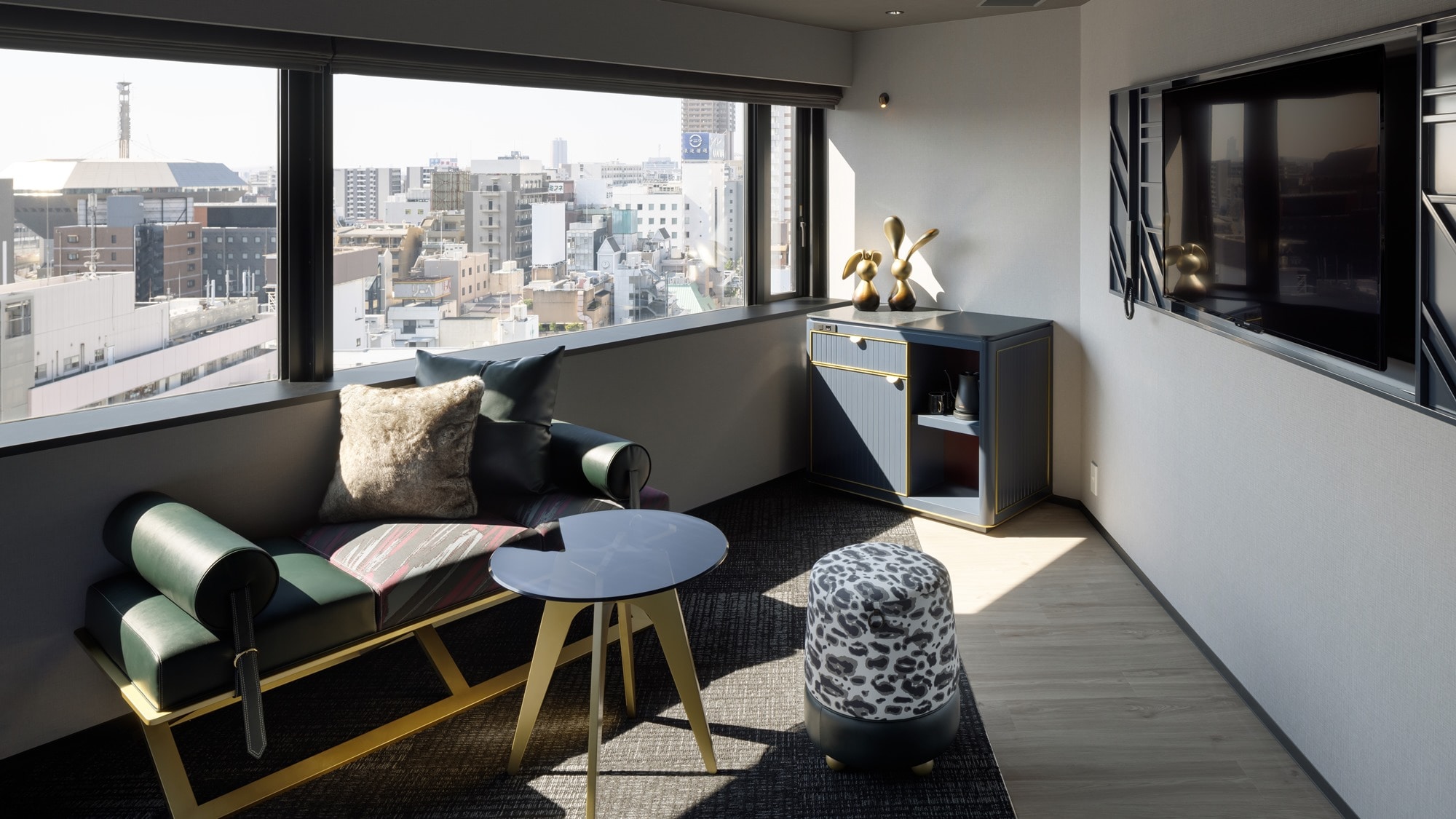 ◆Deluxe Corner Twin｜From the large windows, you can enjoy a special view unique to a corner room.