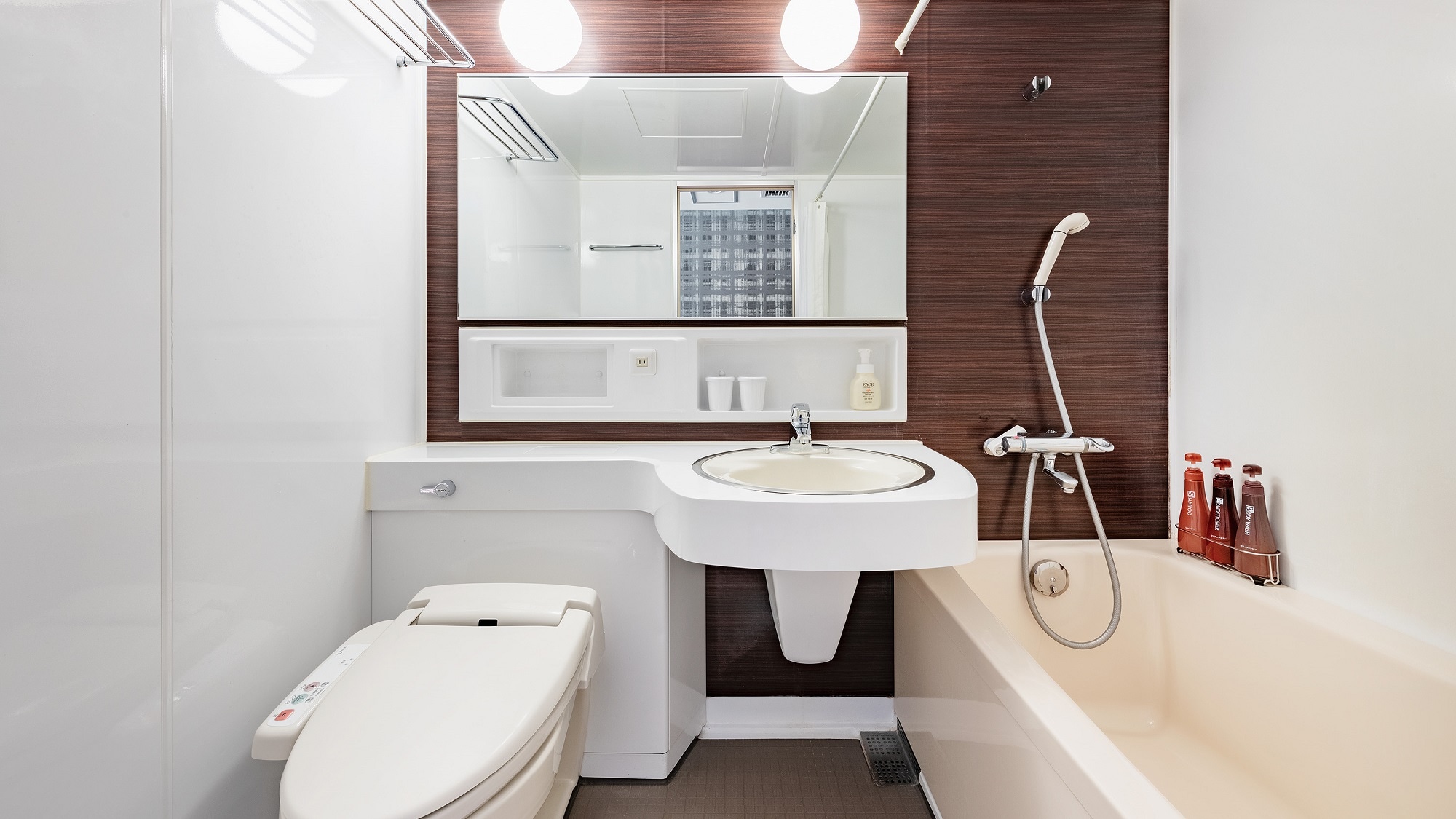[Guest room bathroom] Unit bath