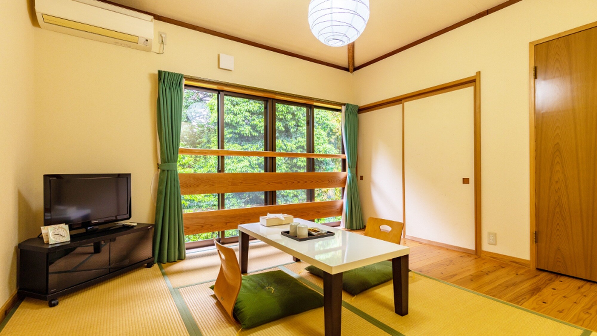 • [Phòng Hyakunen Sugikan / Phòng đôi kiểu Nhật (8 chiếu tatami)] Dành cho một người ở. Được trang bị bộ bàn ghế thấp.