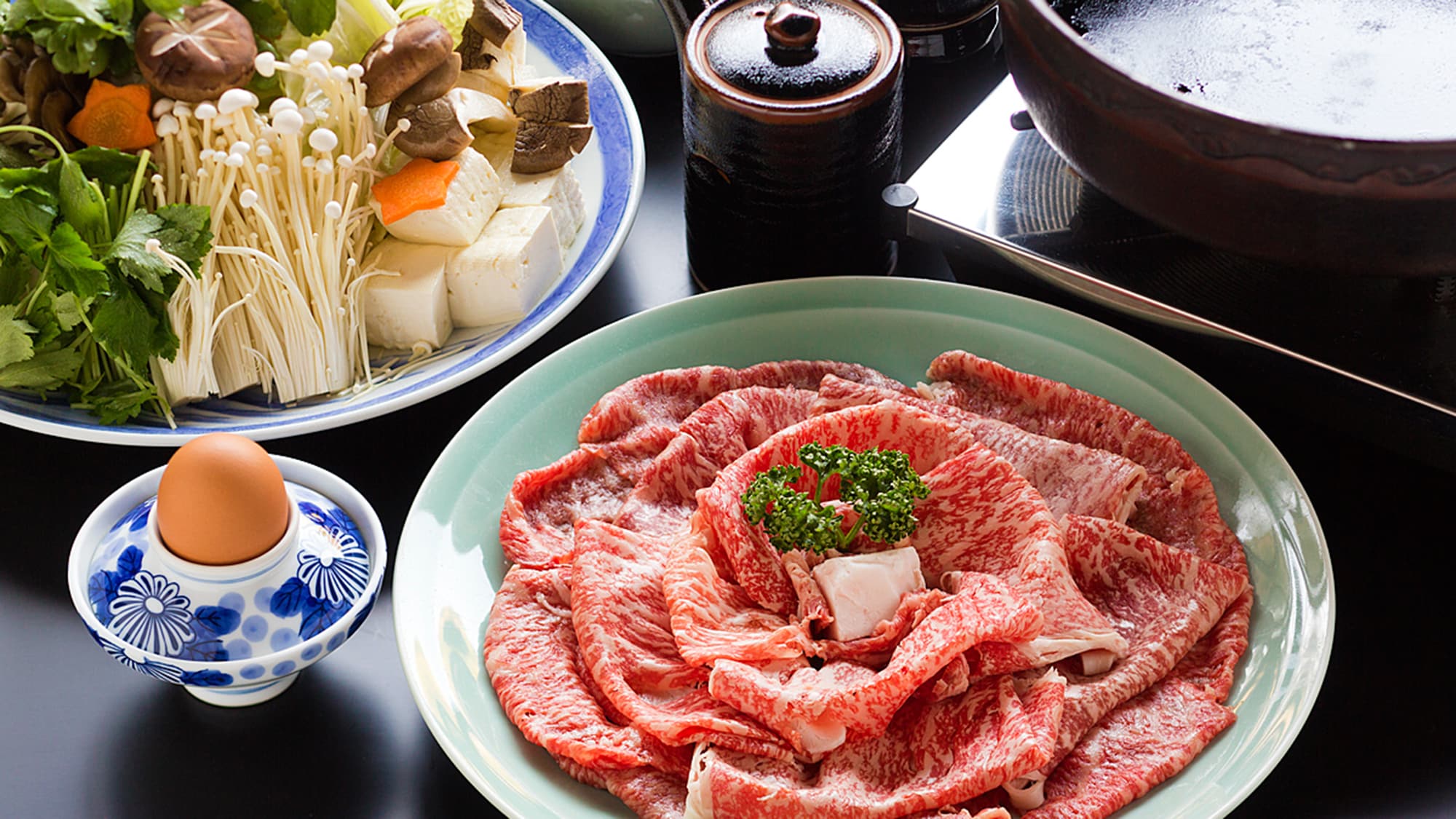 【黑毛和牛寿喜烧】用甜酱和鲜味享受“黑毛和牛”的精致口感。