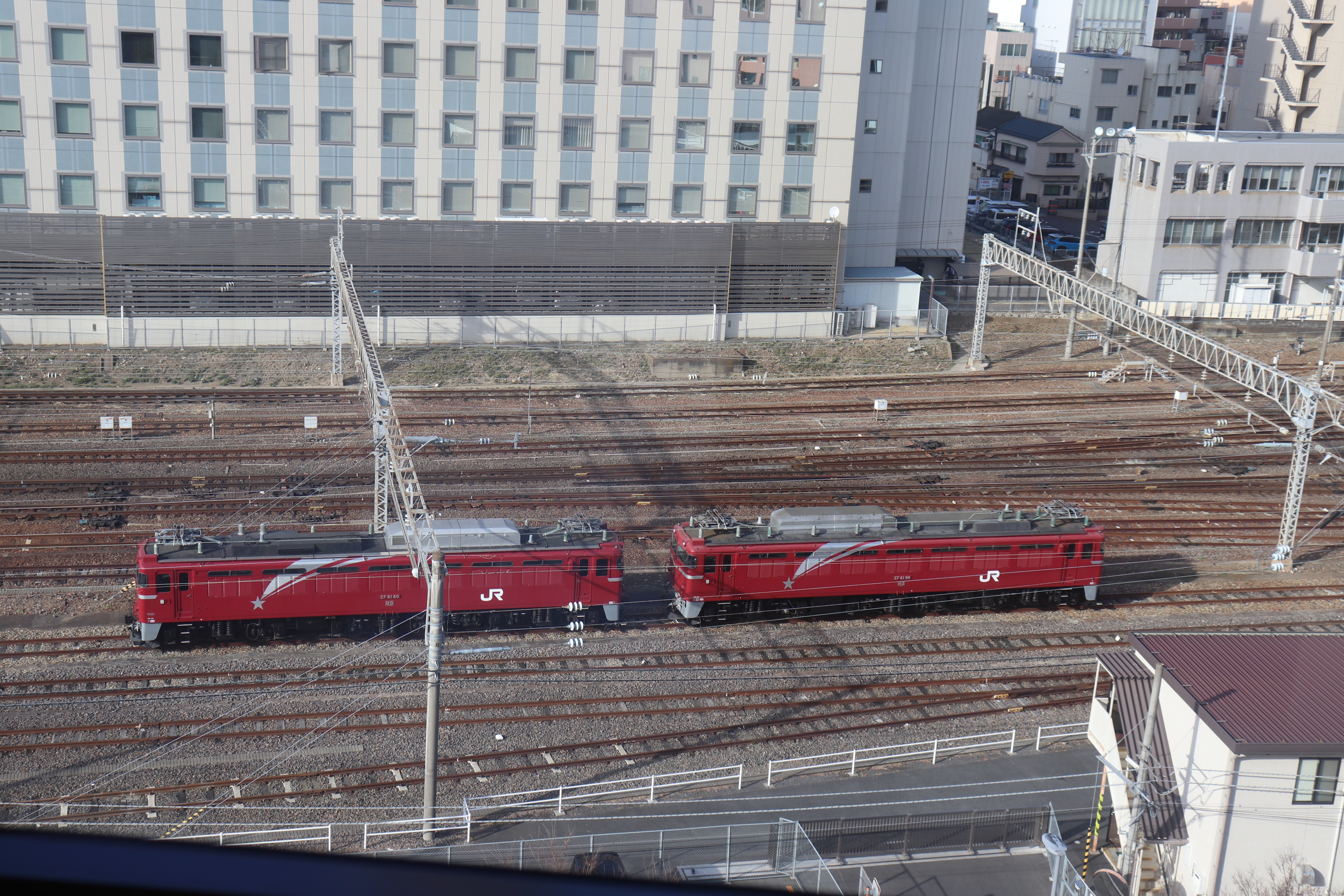 它位於鐵軌旁邊，因此您可以近距離觀看火車。