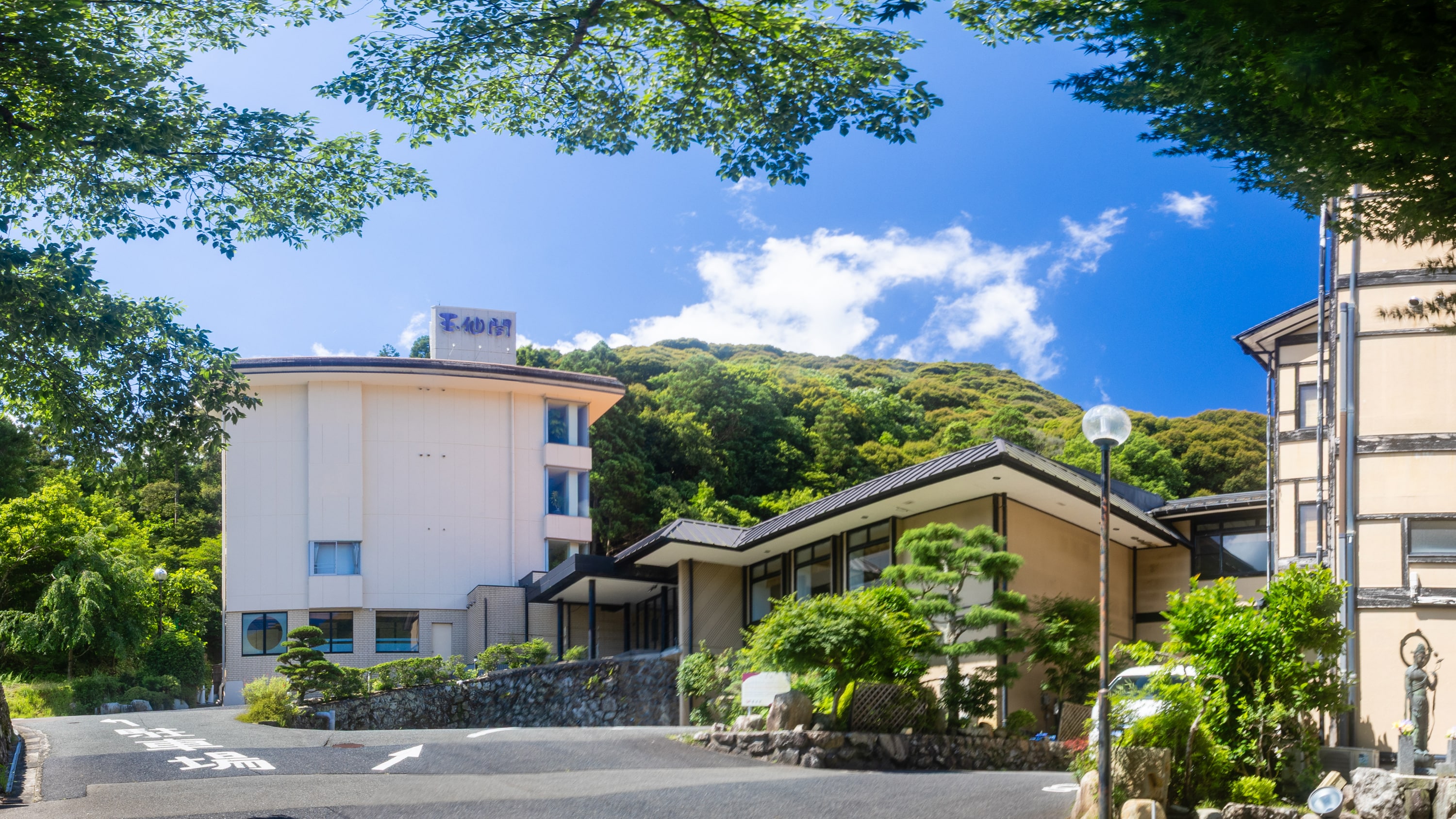 坂からの外観