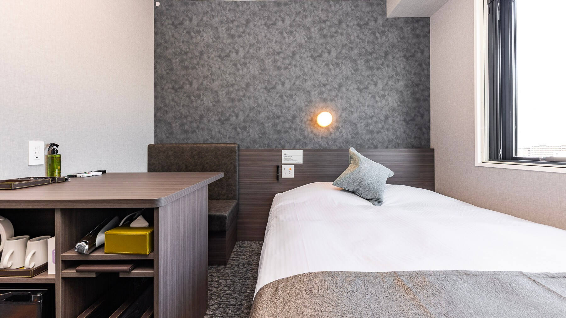 寬大的書桌和150公分寬的床