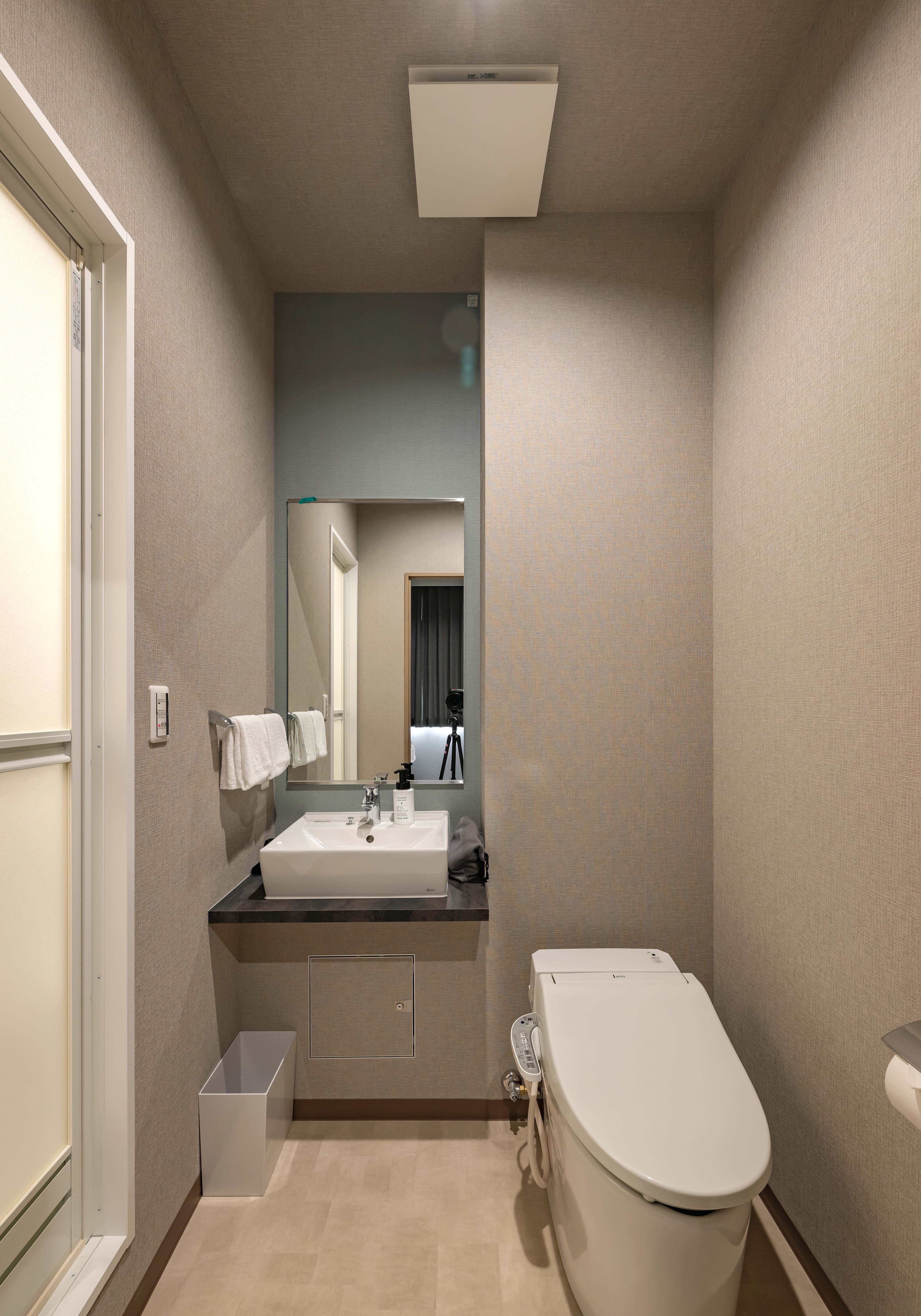 Semi-double room (SD) toilet