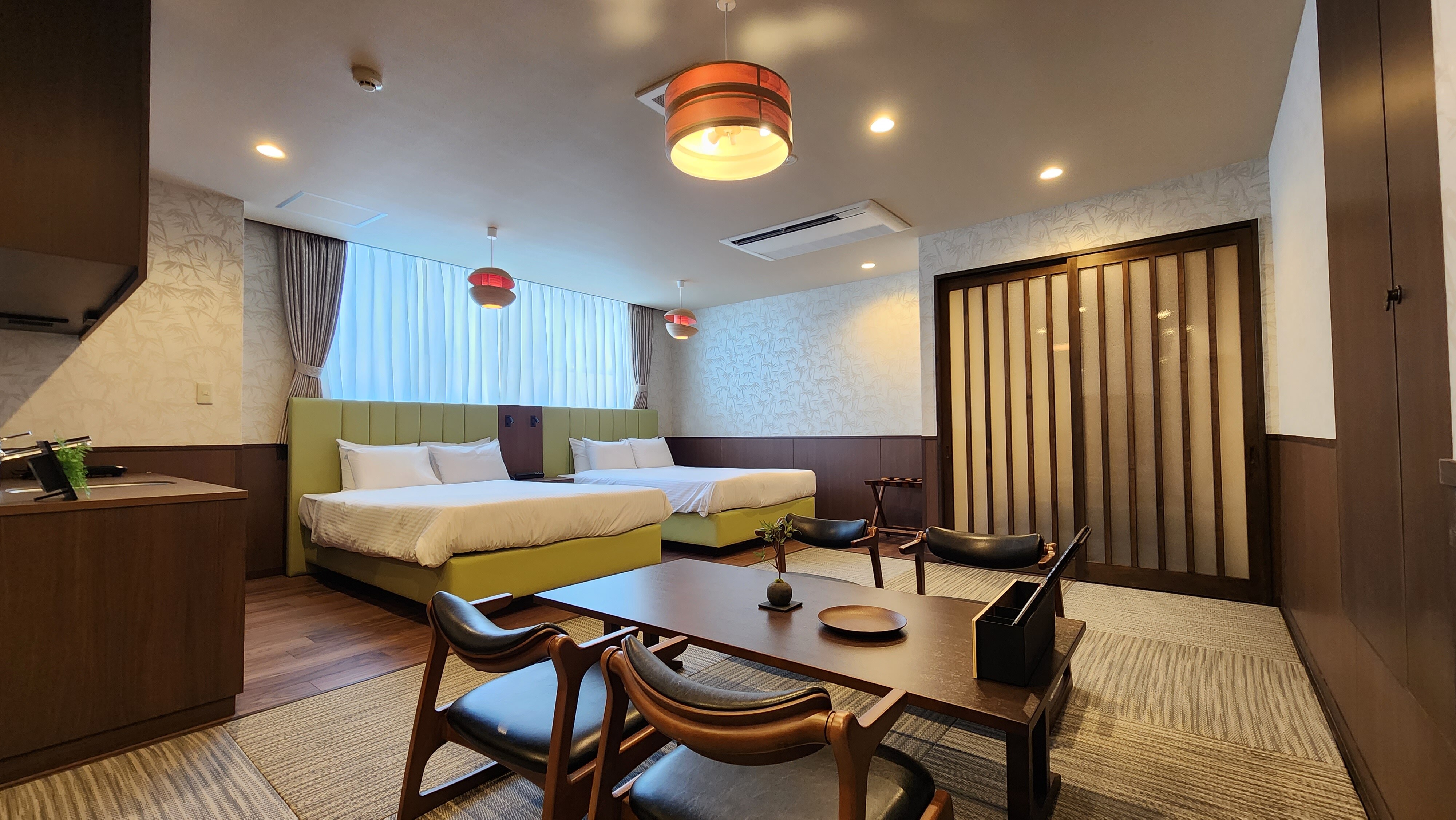 K [2nd floor Japanese-Western style room] Room for 2-4 people (Japanese-style hot spring bath in the room)
