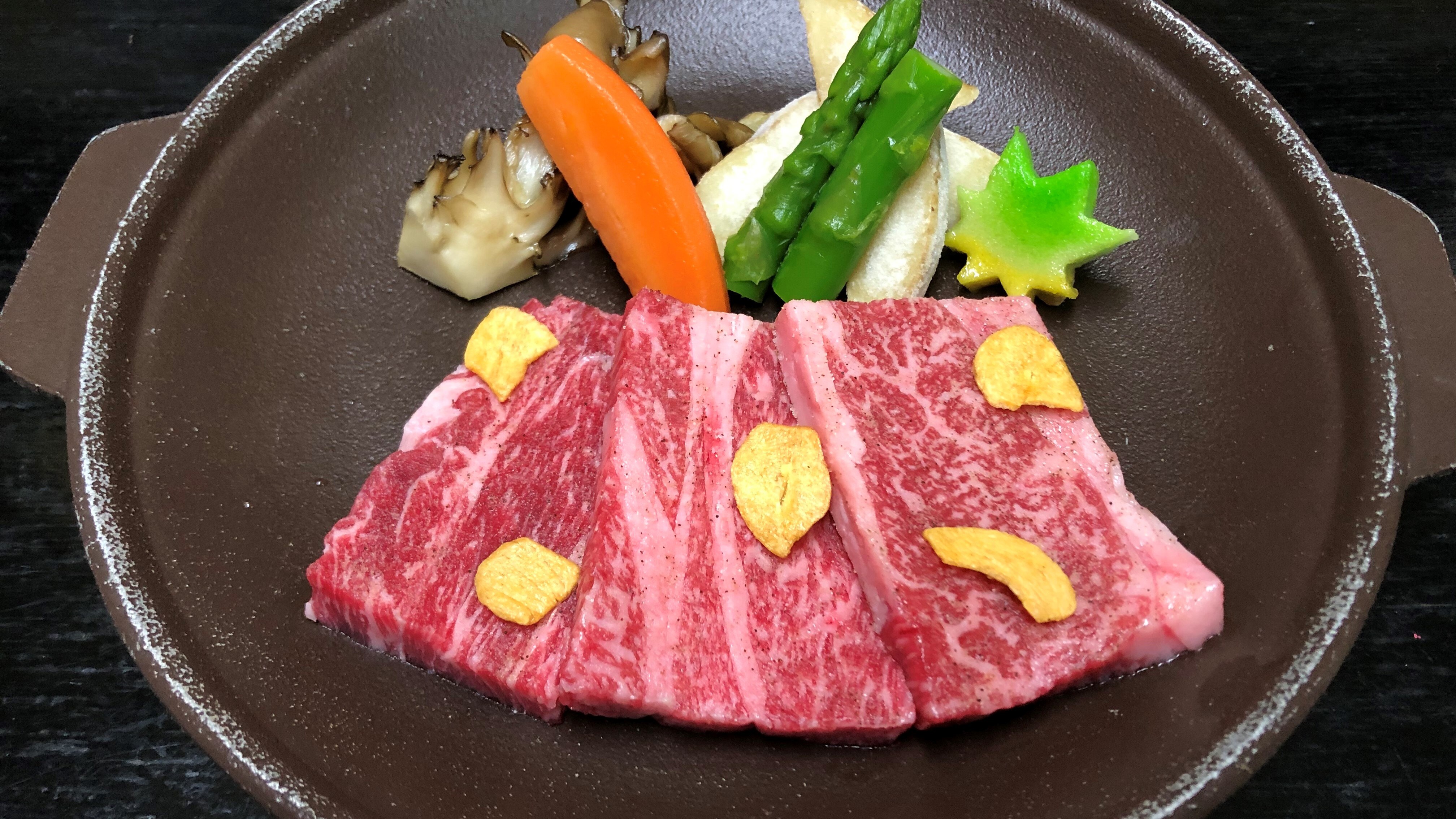 An example of cooking Wagyu beef on a ceramic plate