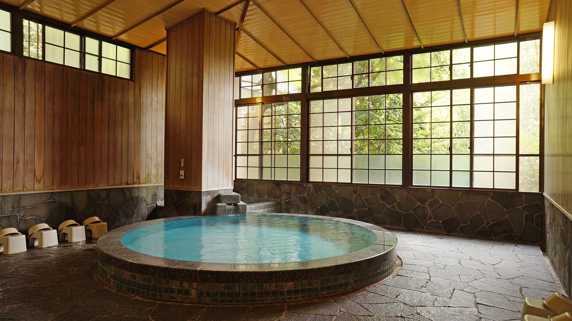 [Niju no Yu] Indoor bath (men's bath) with natural hot spring water