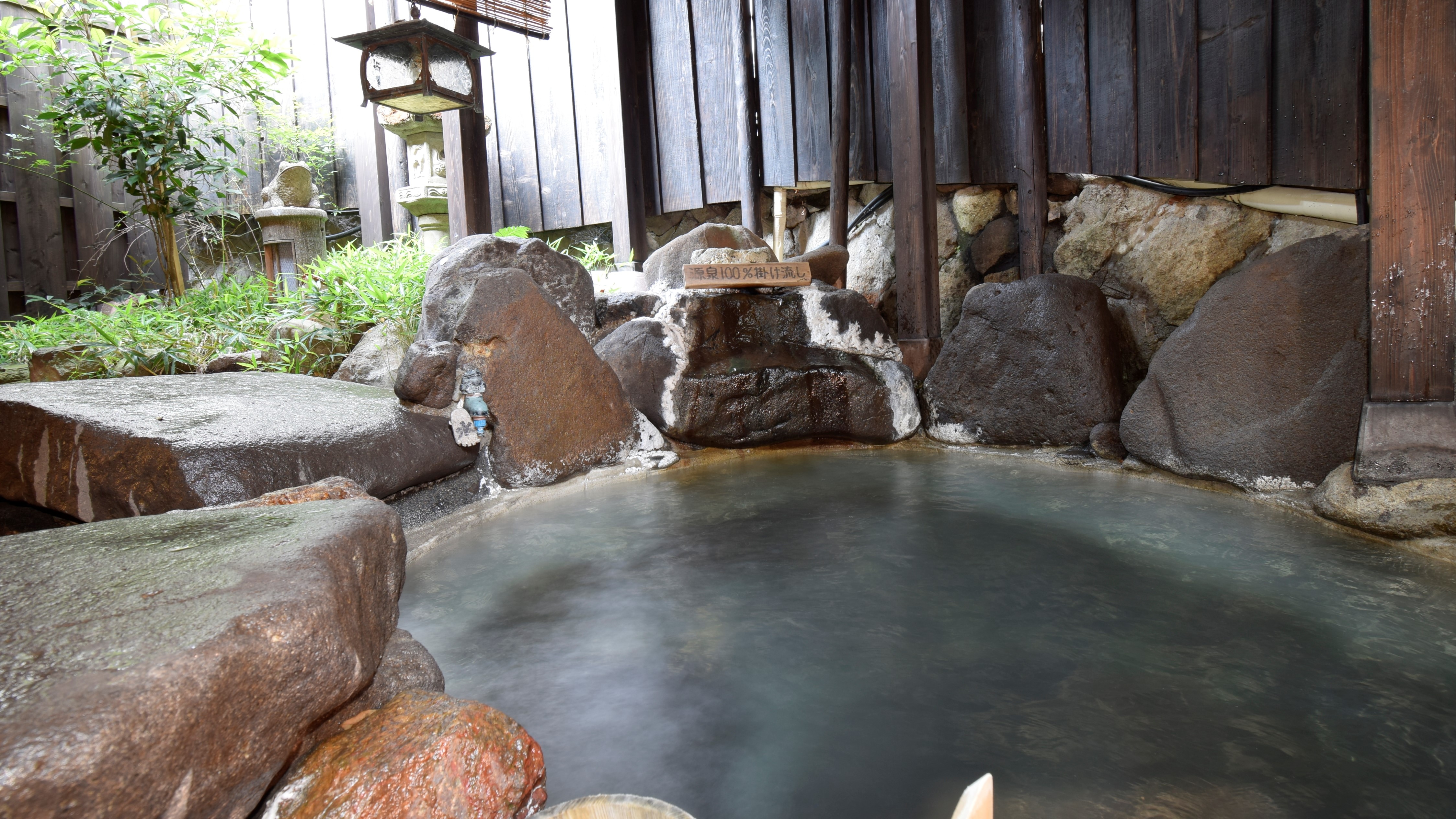 Open-air bath: Private time slots can be selected