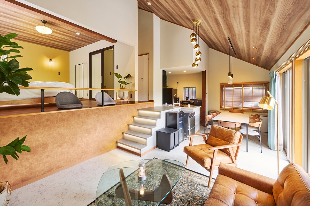 Open and modern living space with split-level floor