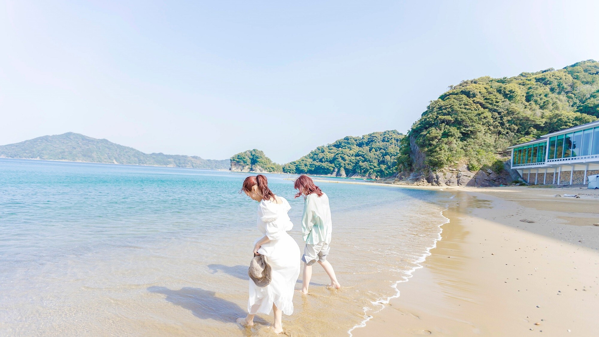 沿著酒店前的海灘漫步