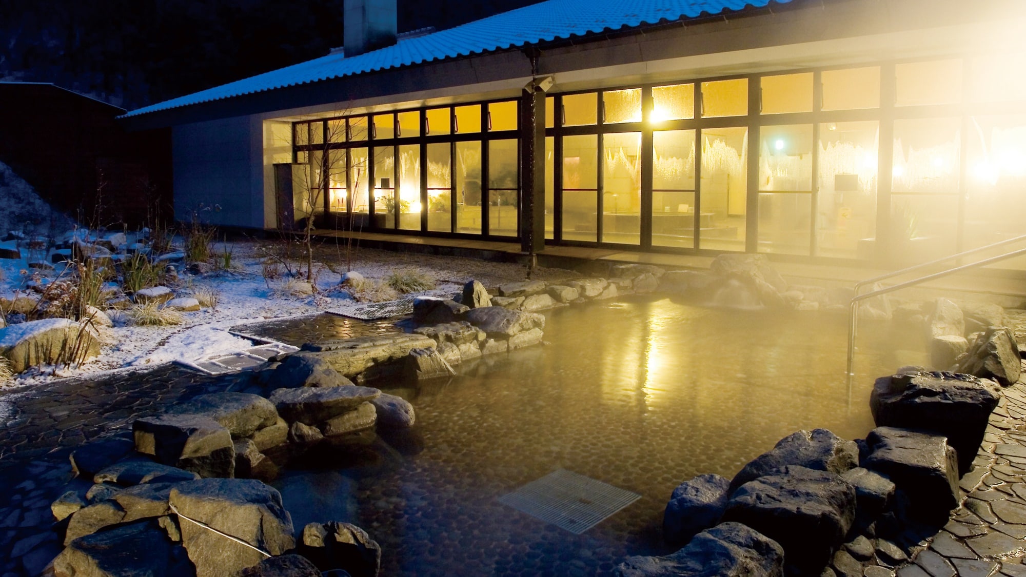 [Open-air bath at night] You can sometimes see a starry sky