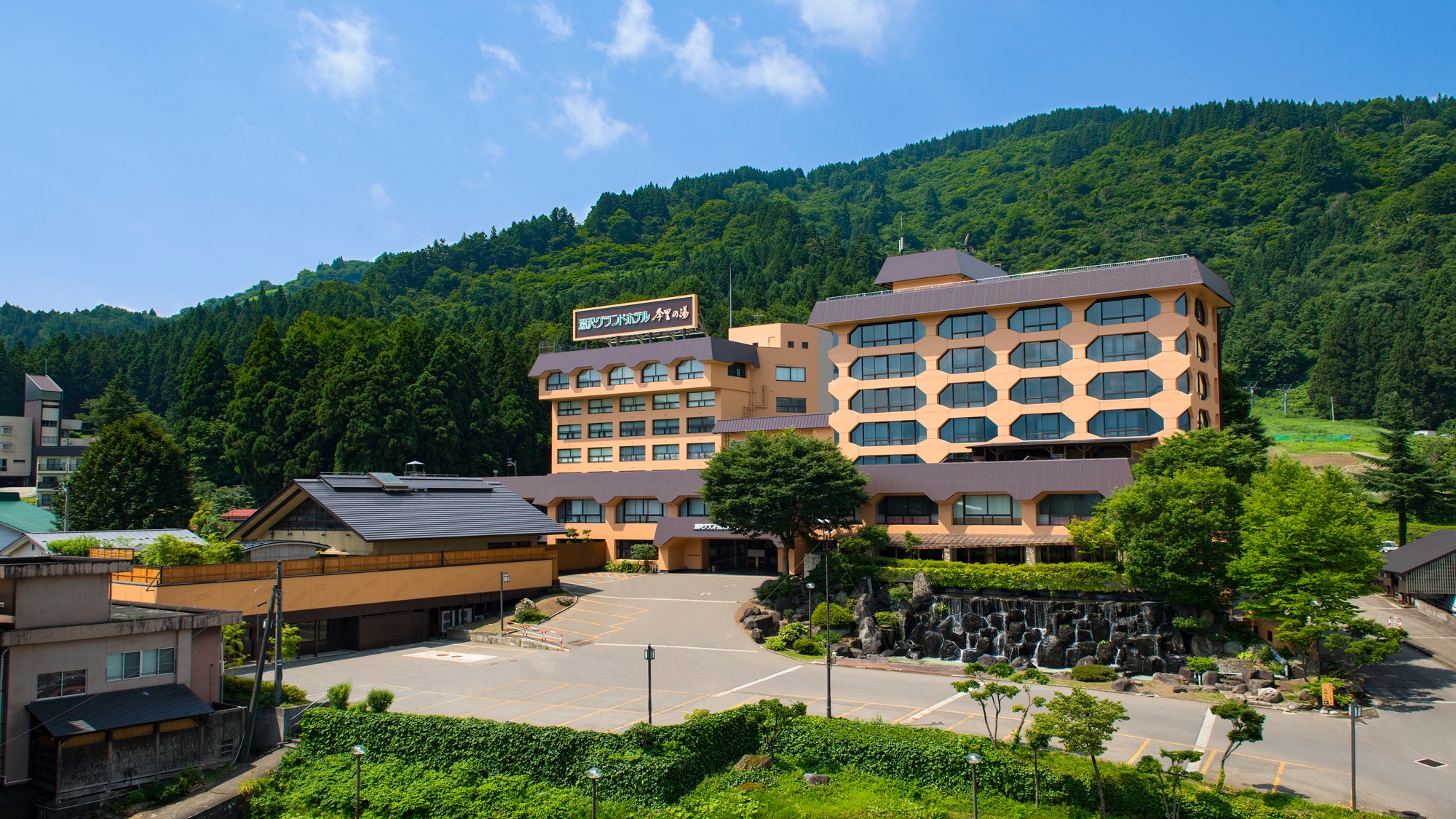 Eksterior hotel musim panas