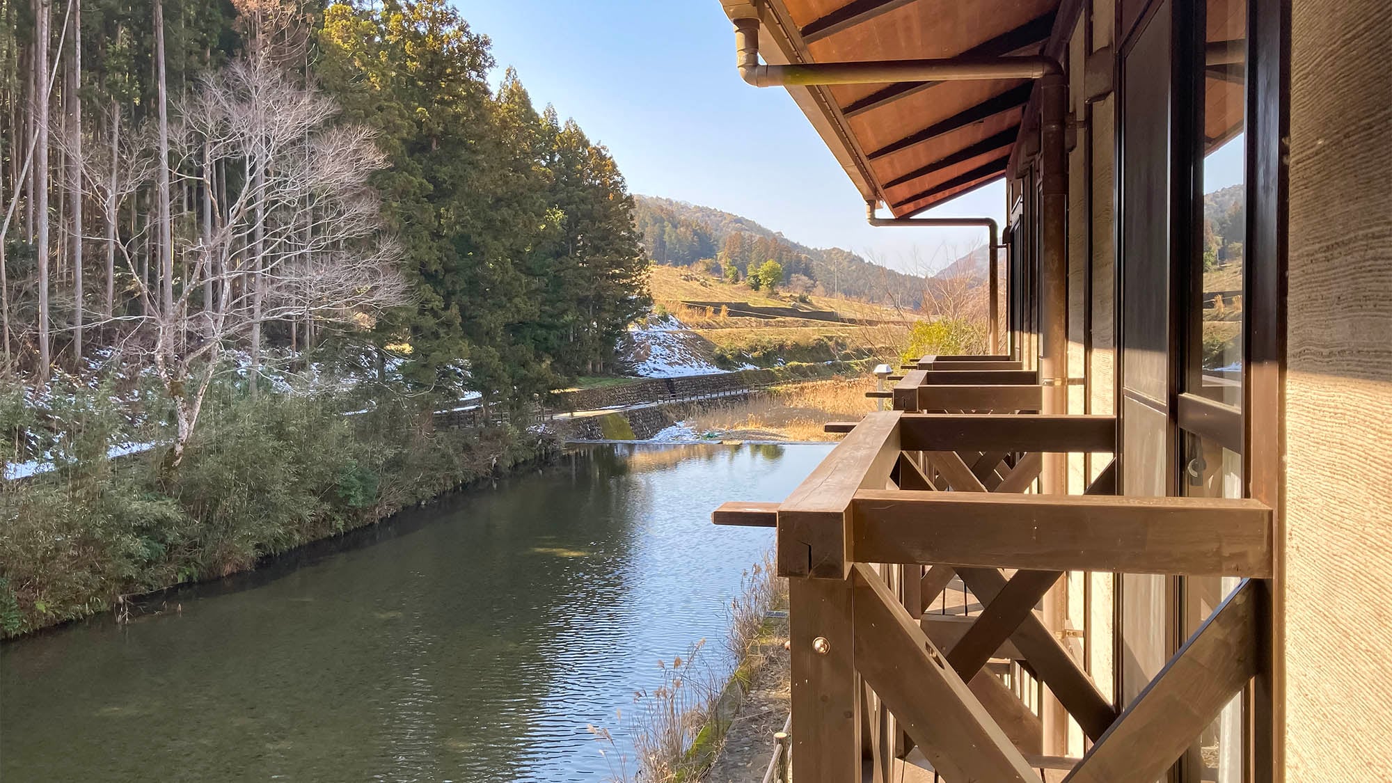 ・[Annex] The Mitaki River flows right in front of you, and you can see the fish swimming up close.