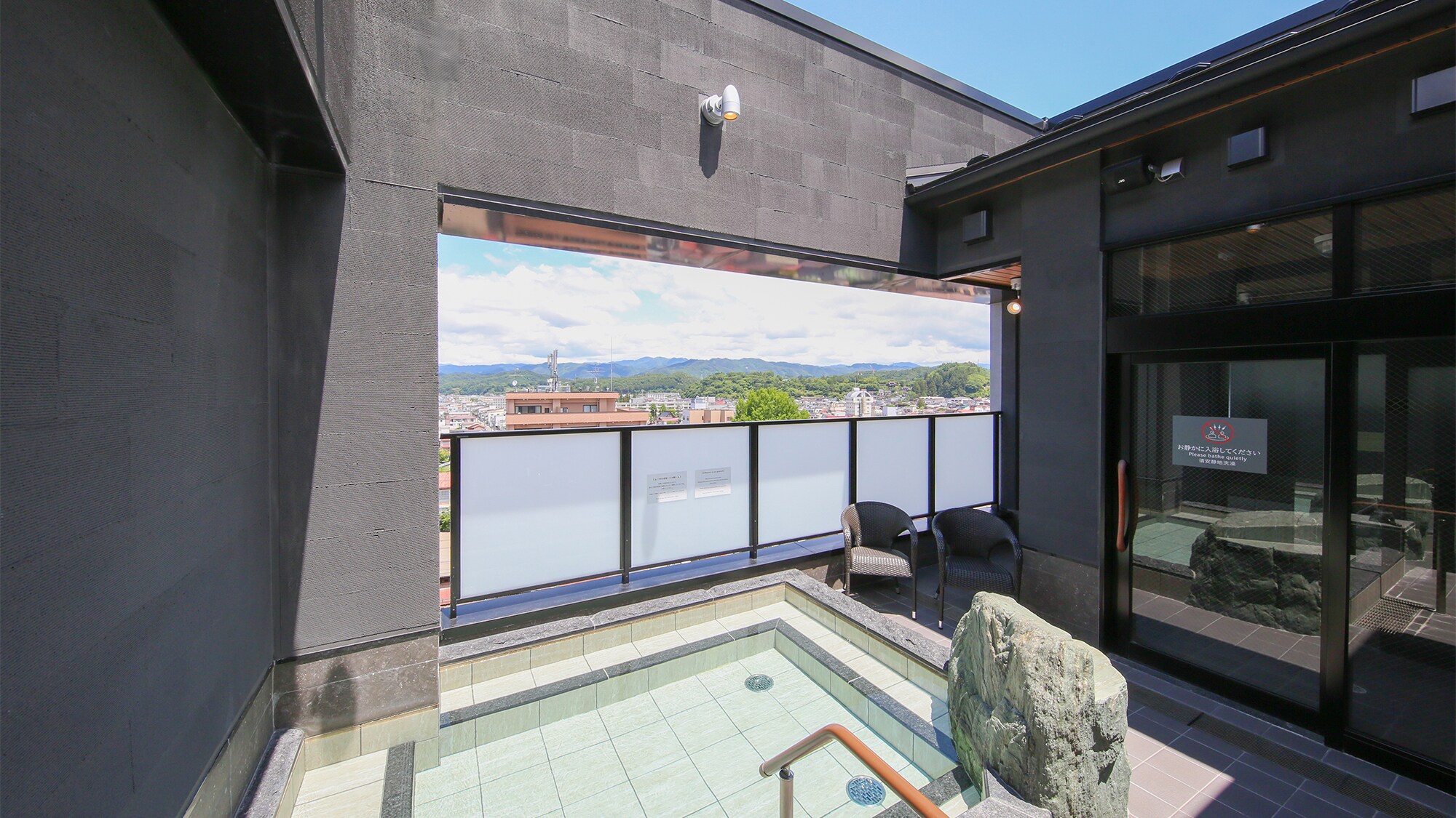 ◆ Stone bath (open-air bath)