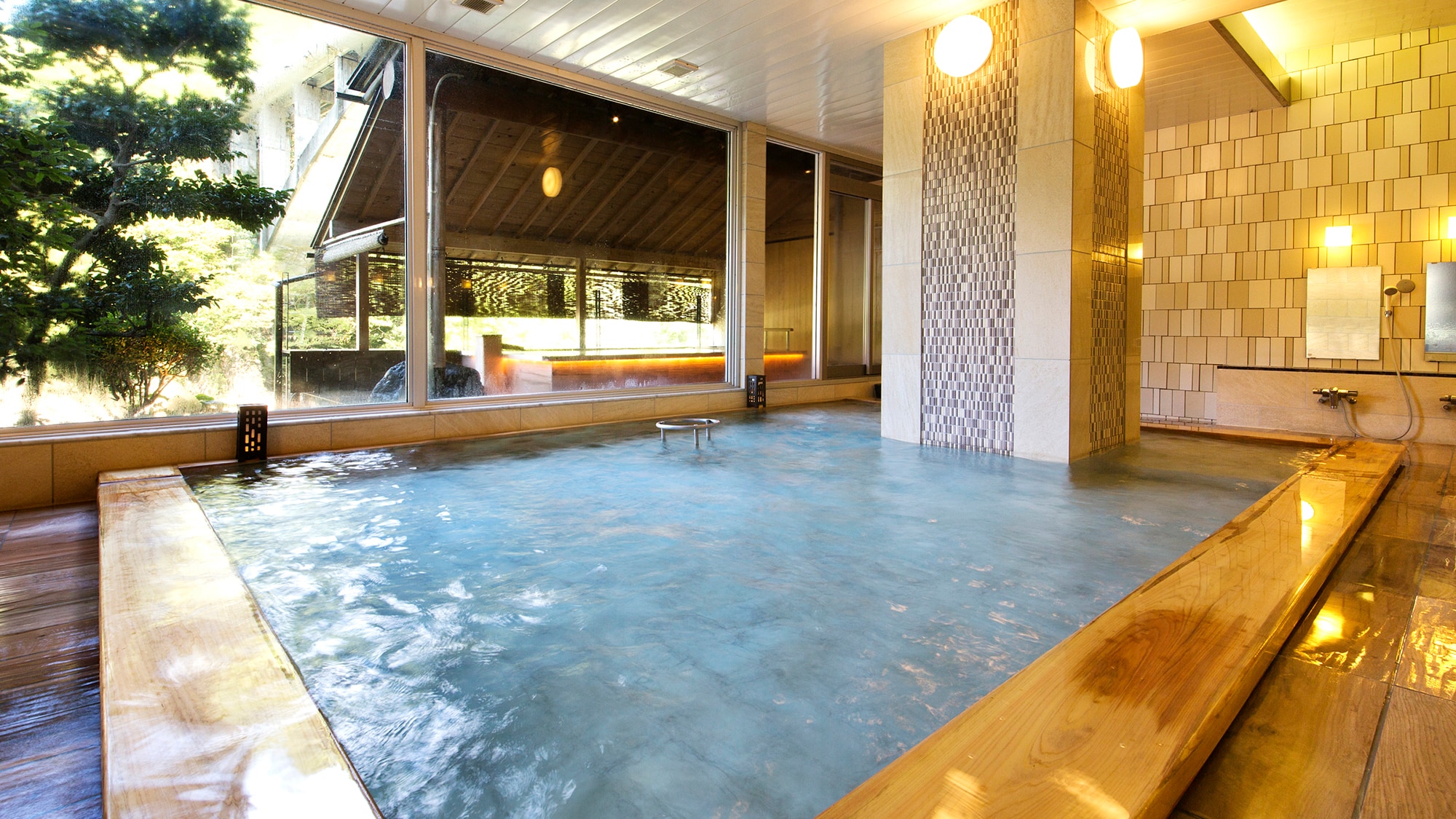 [Large public bath]