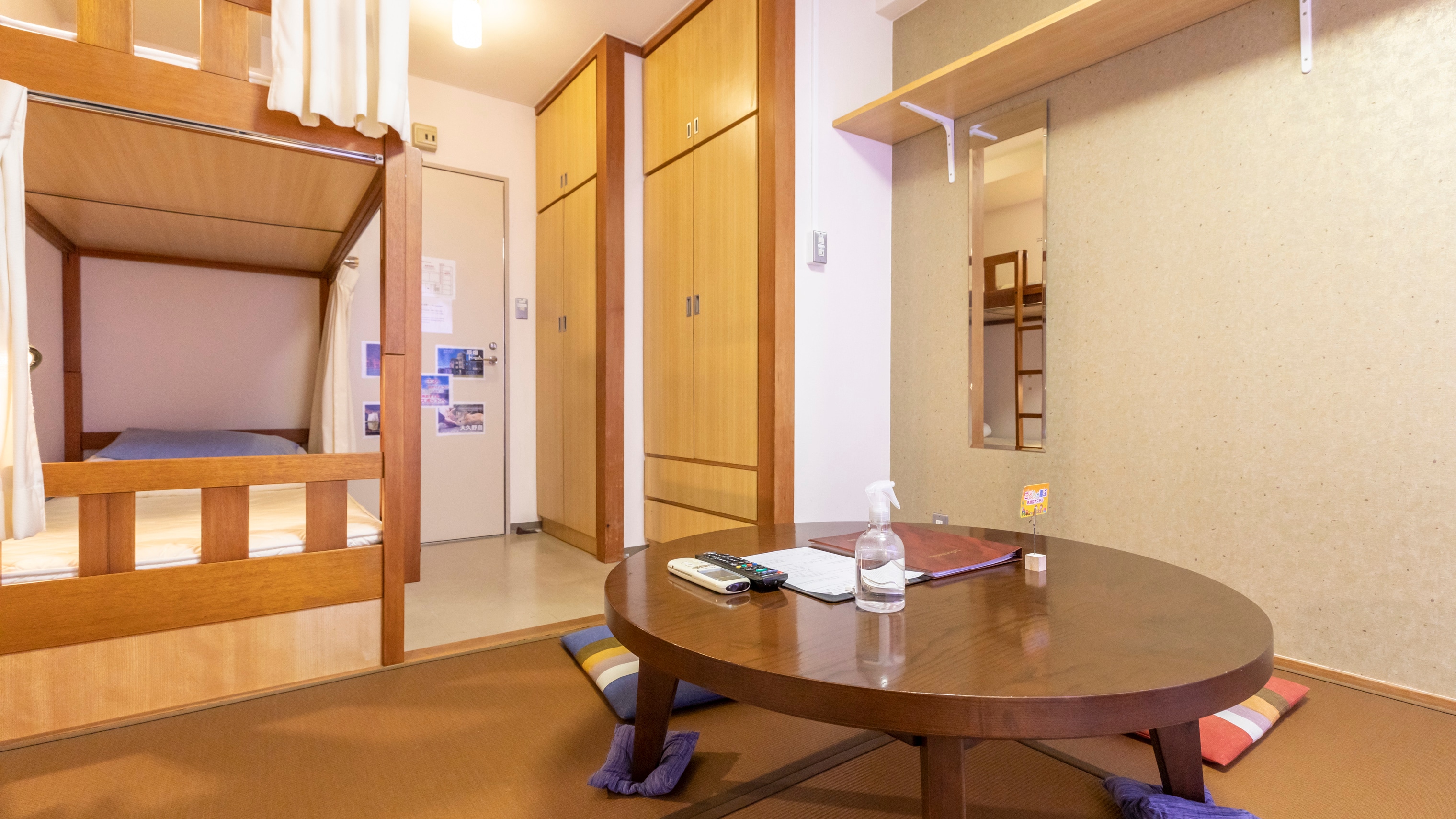 [Non-smoking] Japanese-Western style room for 1 to 4 people (bunk beds, futons) (shared bathroom and toilet)