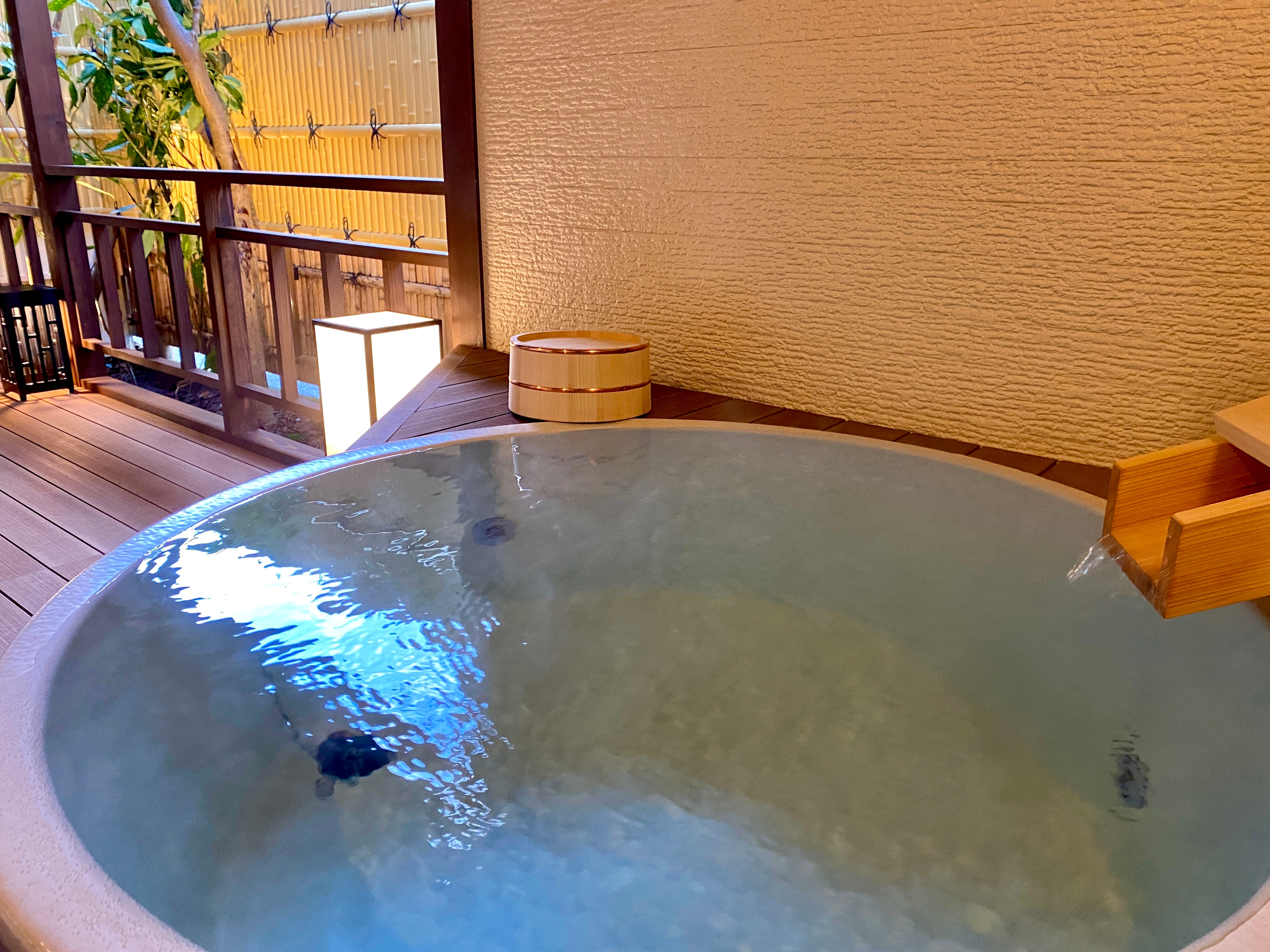 帶露天浴池和餐廳的日式現代臥室