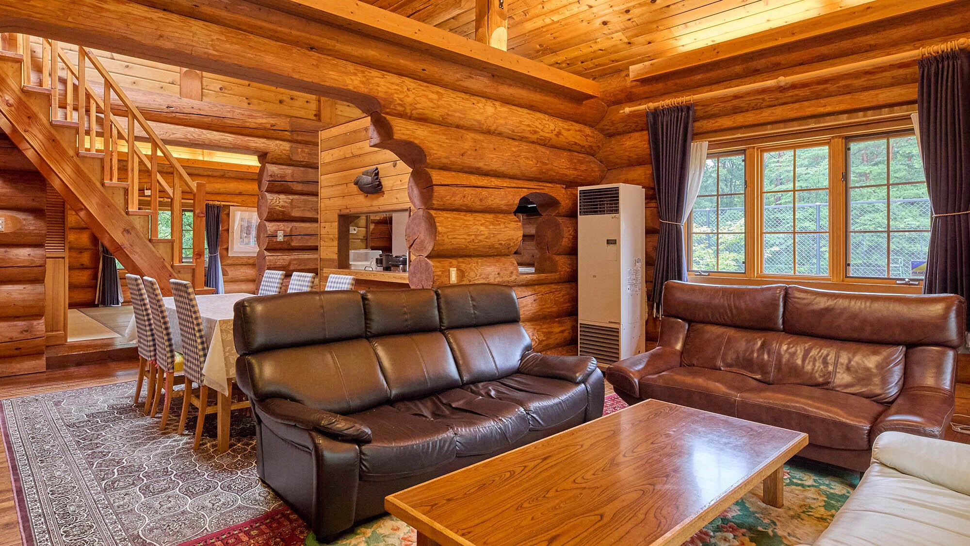 ・[Grace] The interior is made of logs, so you can enjoy the warmth of wood. It is a living room where you can enjoy conversation and meals.