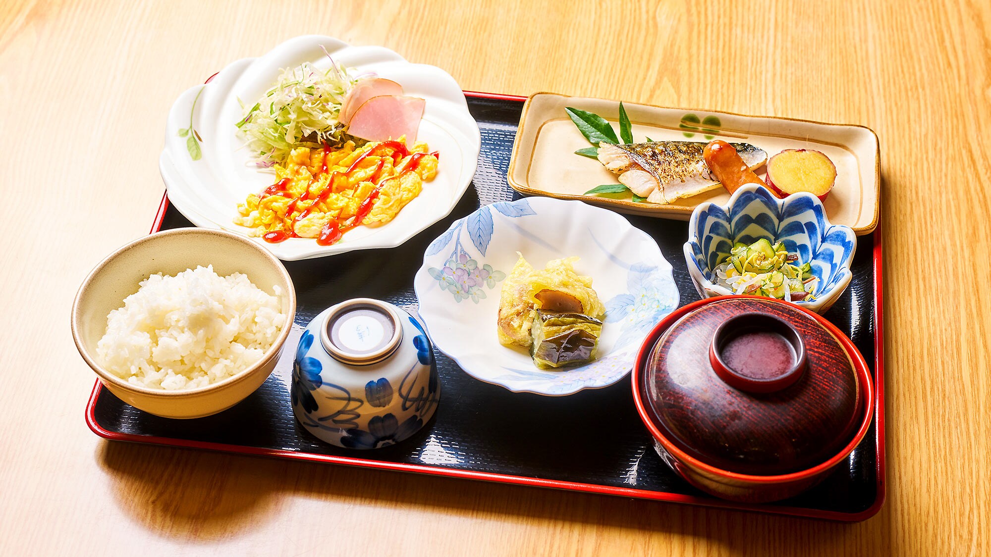 ・[早餐範例] 以米飯、味噌湯、雞蛋料理或烤魚等營養均衡的早餐開始新的一天。