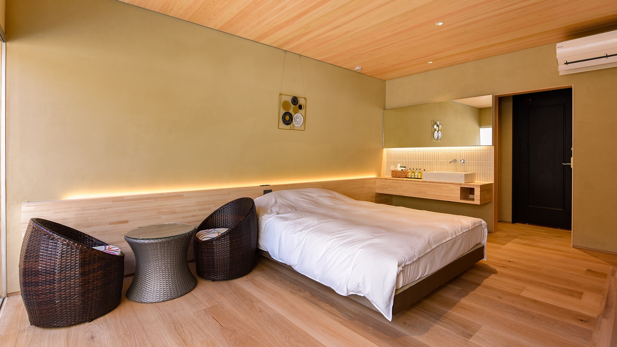 *Western-style double room/Relax yourself in the Simmons queen-size bed