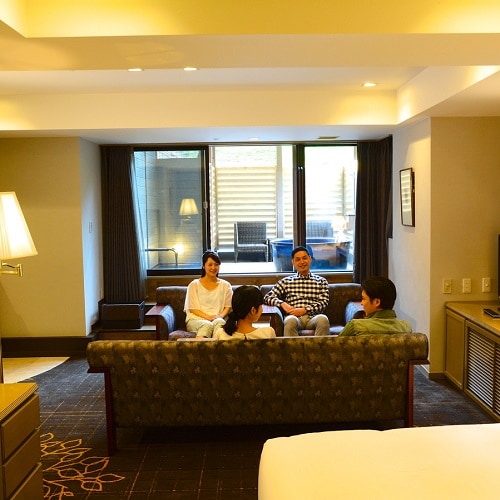 The open-air premium 4-bed suite in the woods allows you to enjoy the beautiful skin of the hot springs flowing from the source in the open air along with the natural landscape.