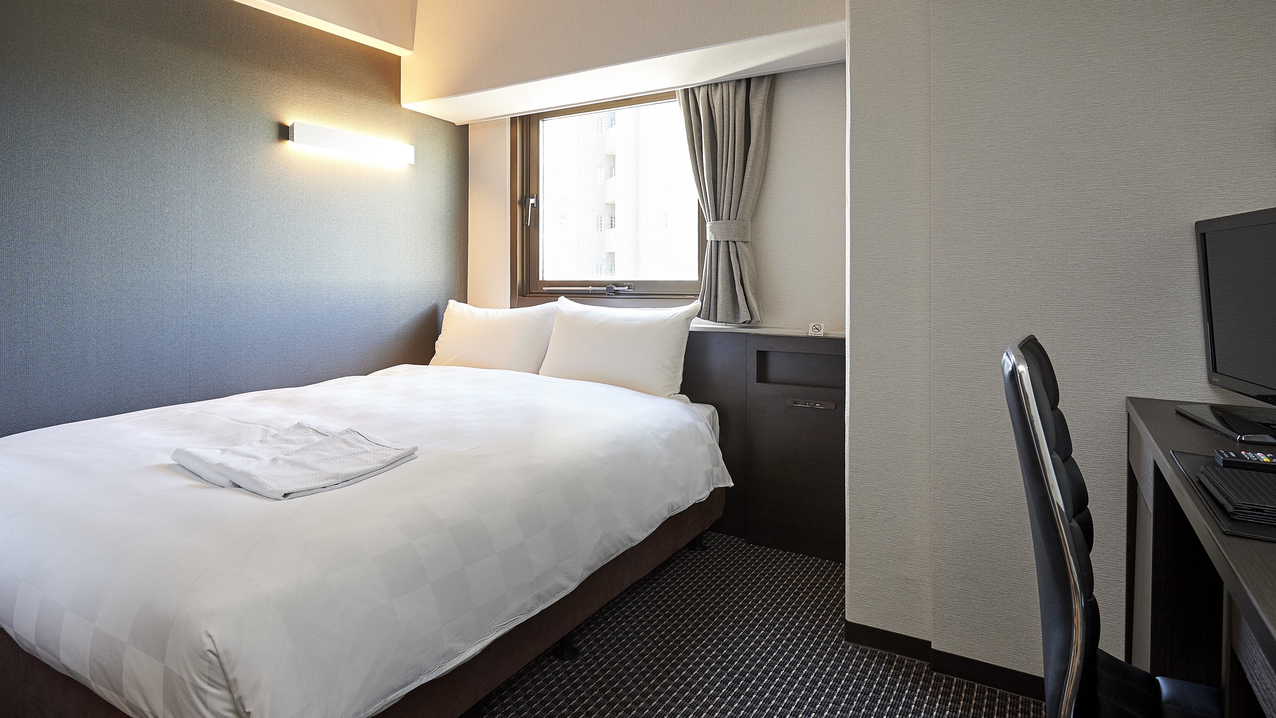 It is spacious enough for a double/couple or even for a single person. (Example of a guest room)