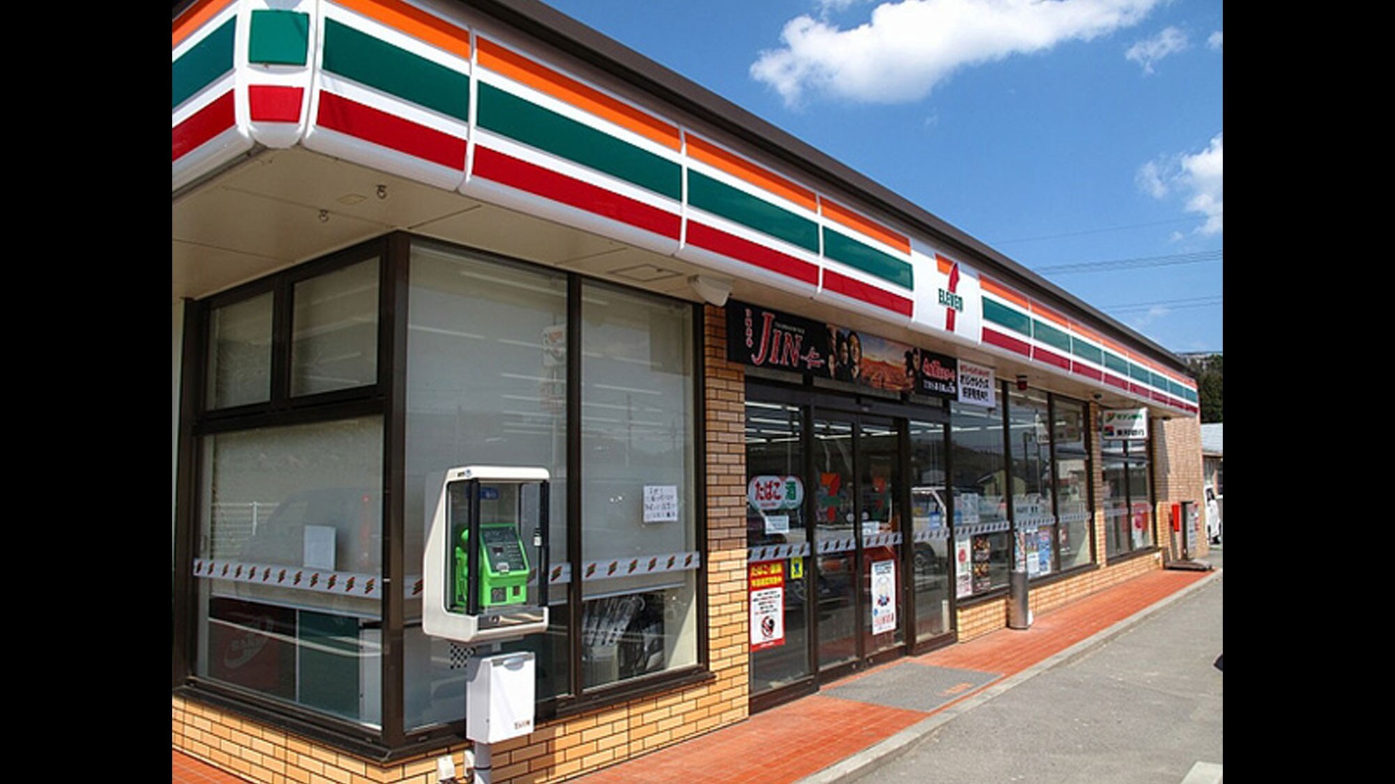 [1 minute walk to Seven-Eleven (50m from the hotel)]