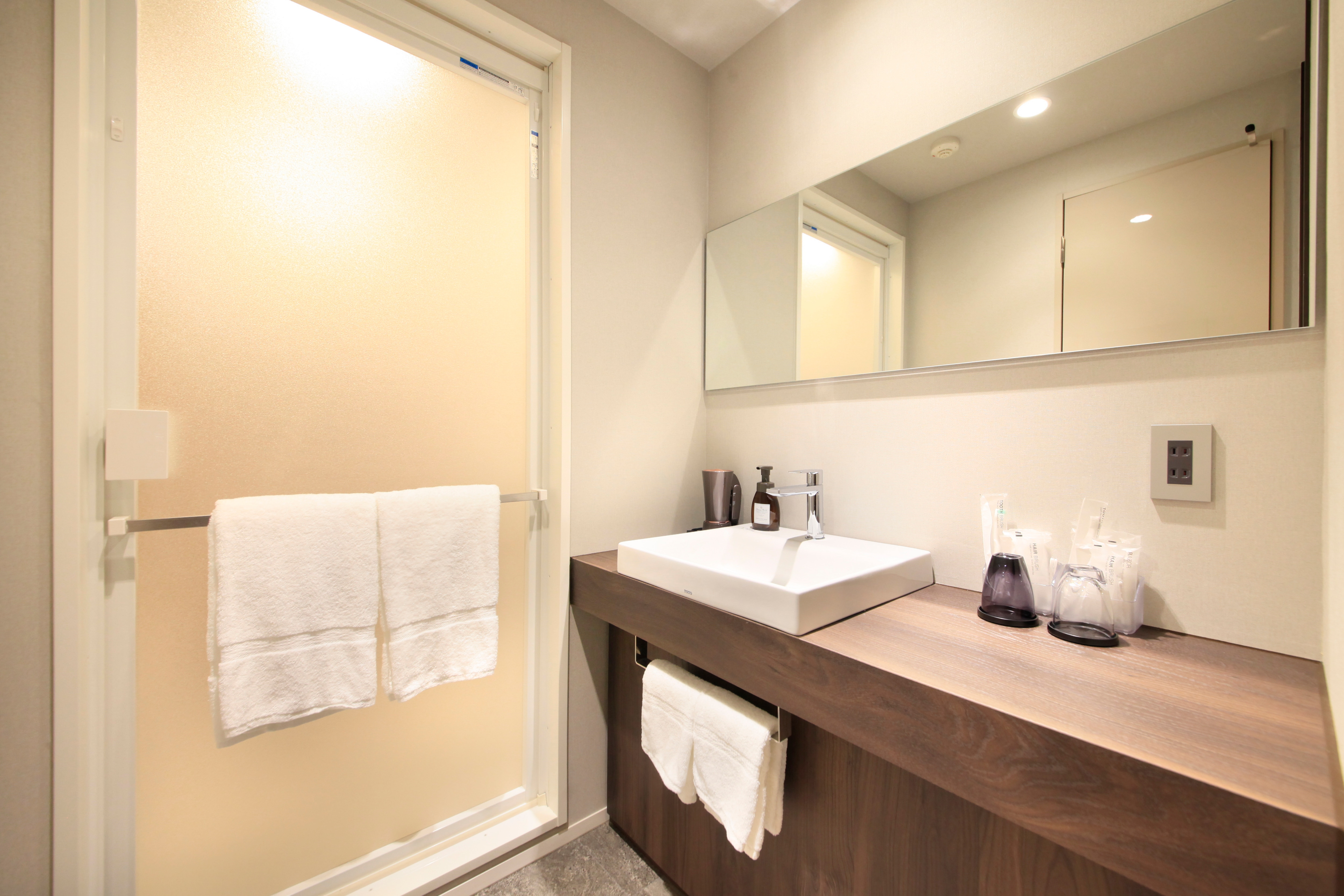 Twin (separate bath / toilet)