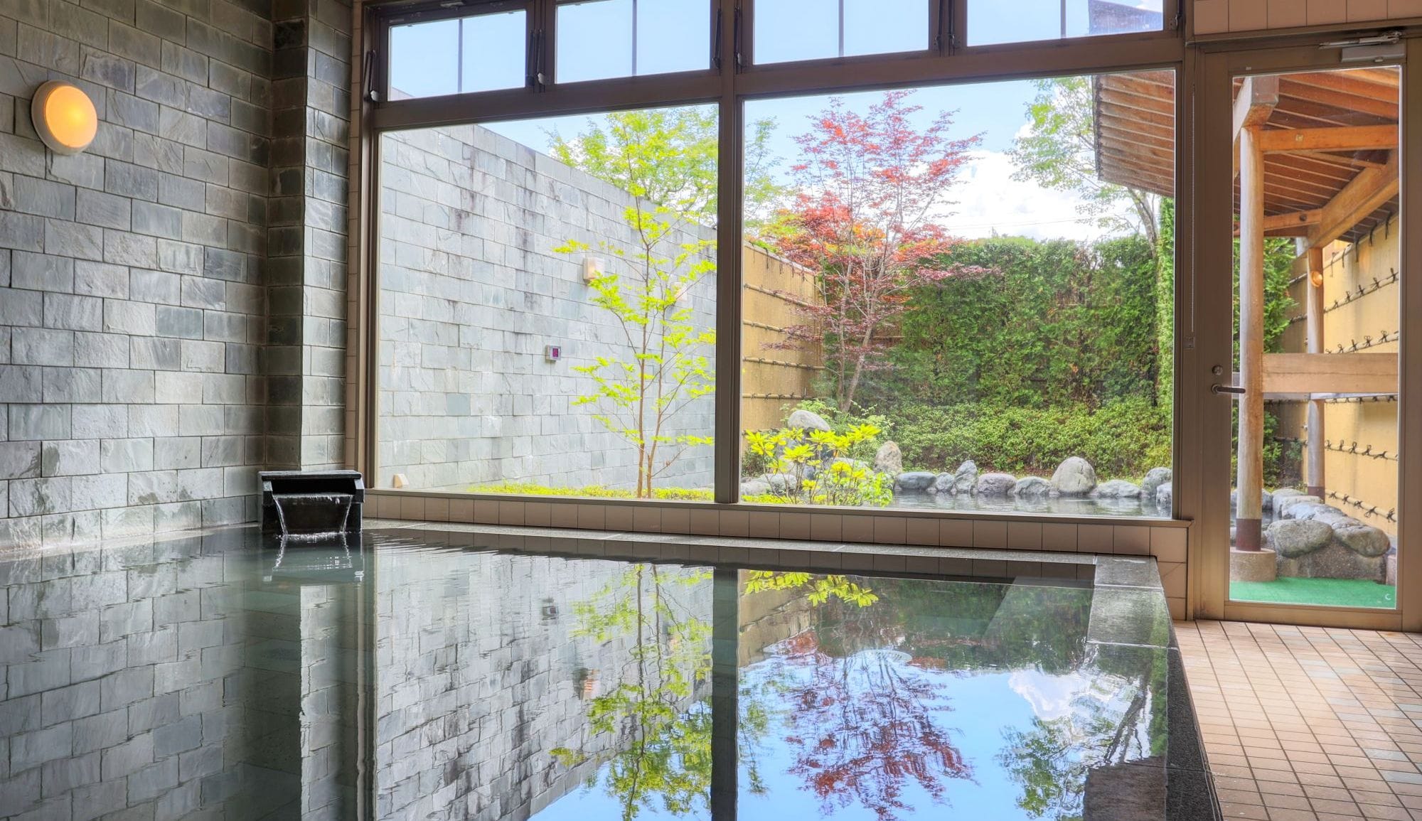 [Indoor bath] Fuji lava stones are spread all over in the Hiba tree bathtub, and you can enjoy both the hot spring ingredients and the lava stone ingredients.