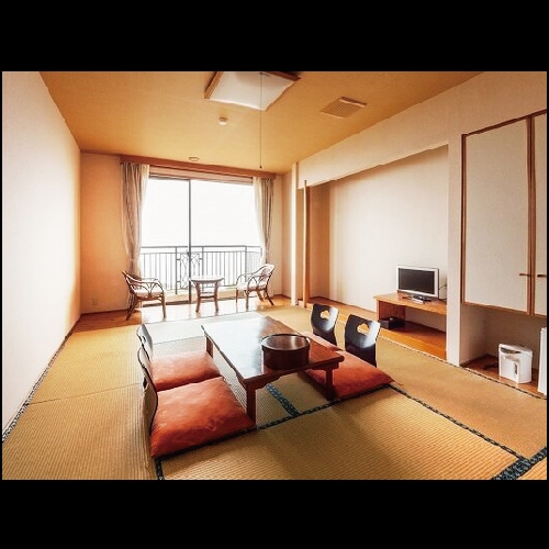 [Japanese-style room] Spacious 10 tatami mat room with ocean view
