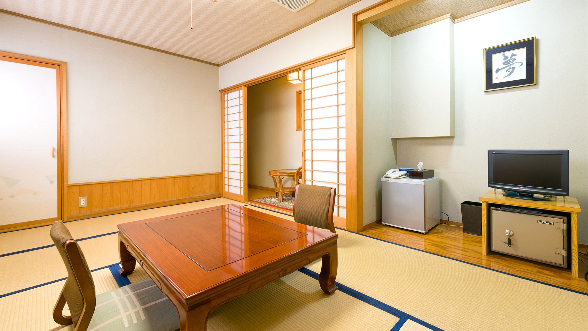 ・ <Indoor> The warmth of the Japanese-style room creates a cozy space.