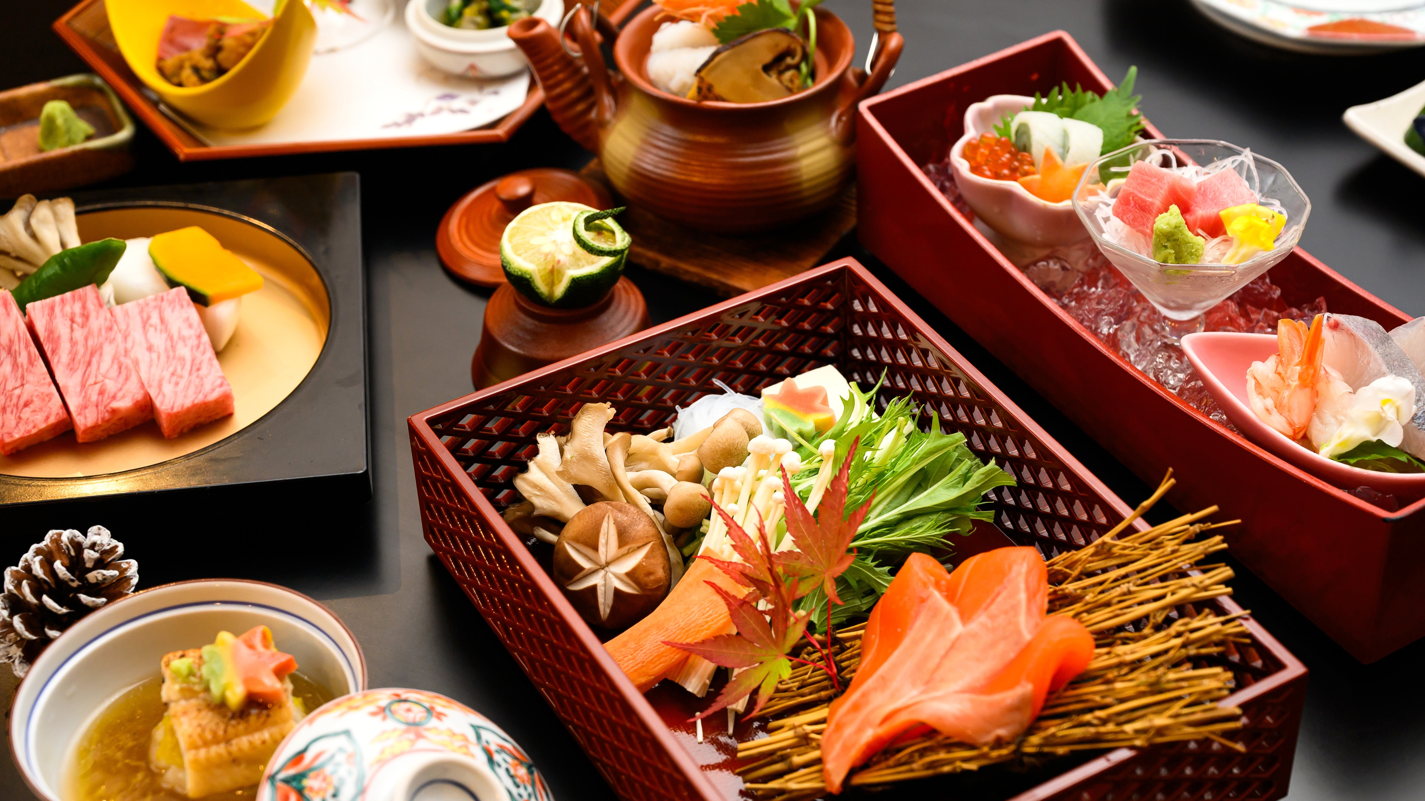 Hidangan kaiseki mewah musim gugur yang menampilkan steak daging sapi Omi, hot pot yang diresapi aroma jeruk yuzu, dan sup jamur matsutake (gambar).