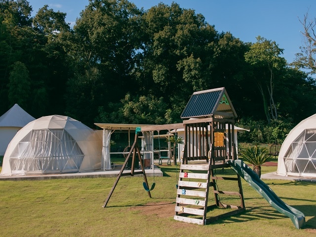 Dome tent glamping exterior