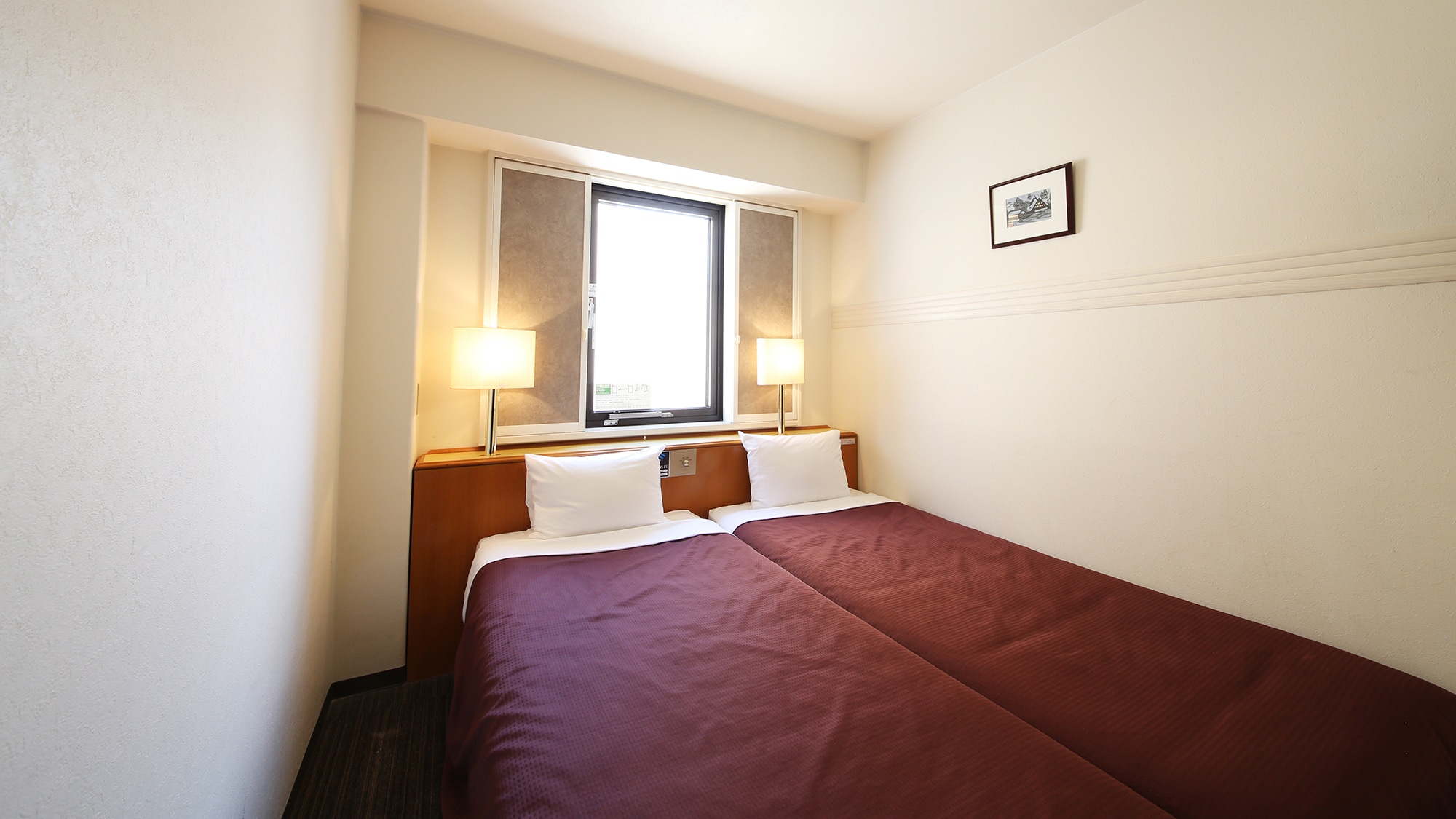 [Compact Twin] Two beds can be pushed together for a more spacious room than a double bed.